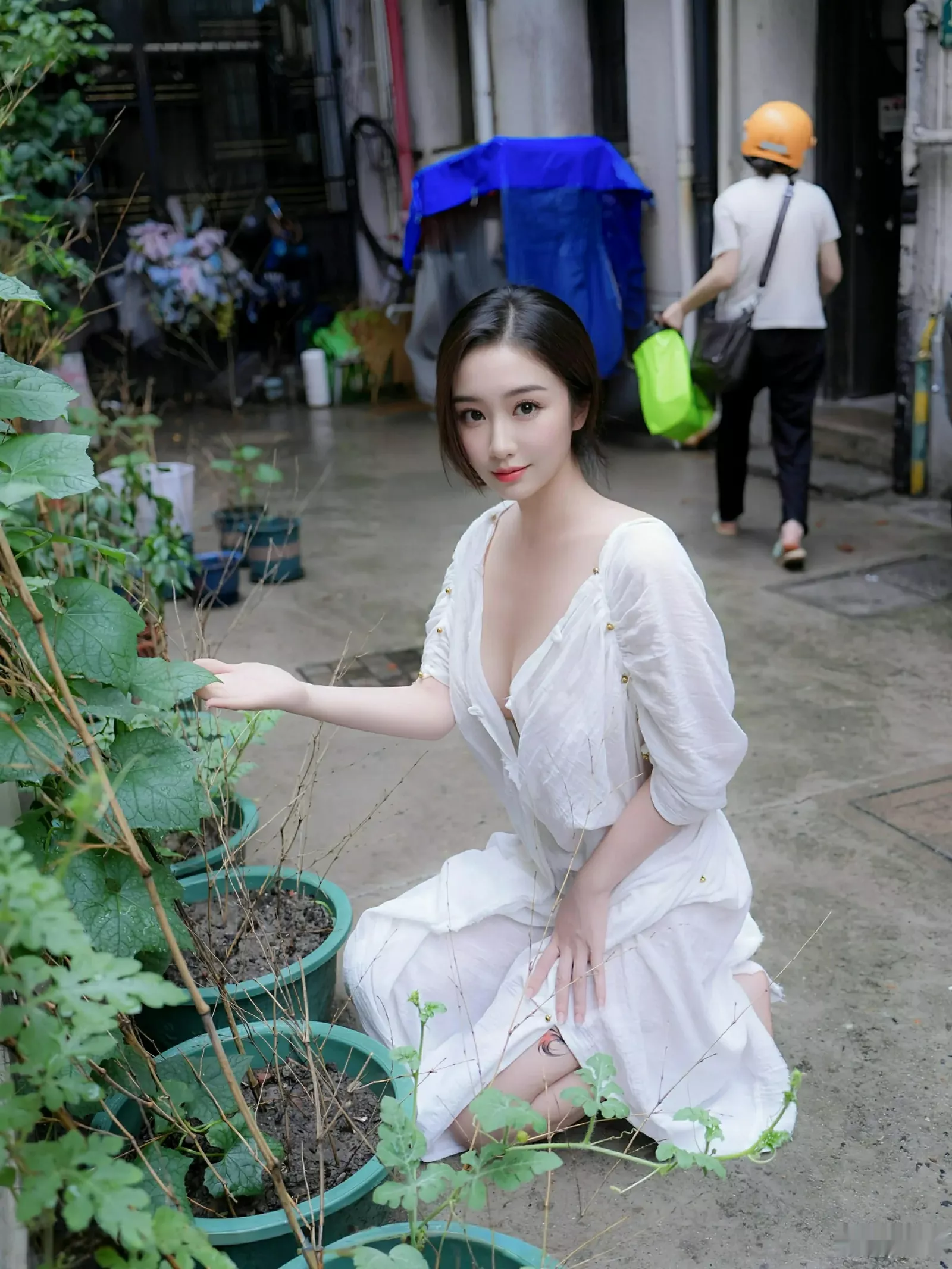 楠芝性感白色长袍半脱露白色丁字裤秀惹火身材撩人绝美写真 第 12 张
