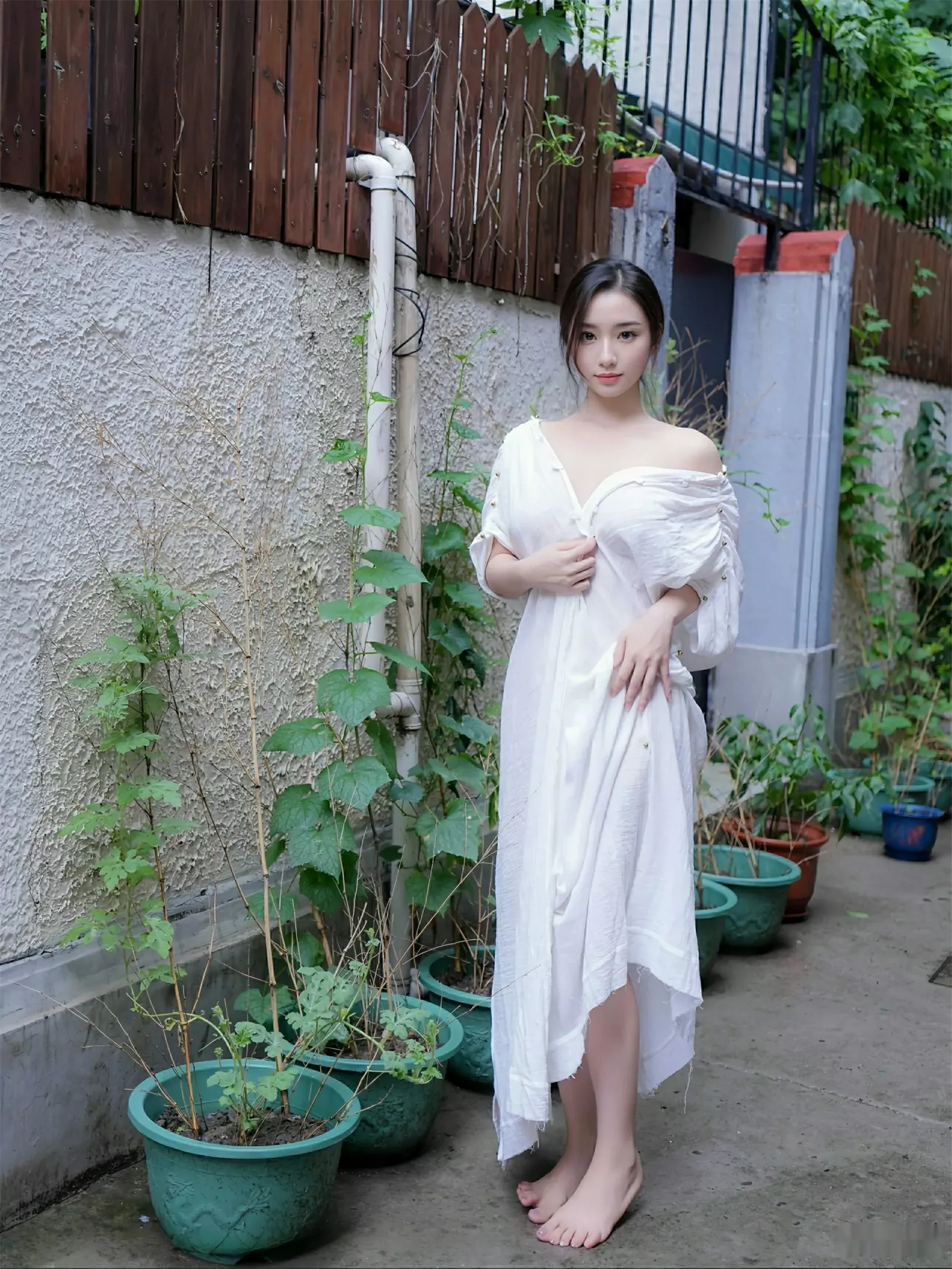 楠芝性感白色长袍半脱露白色丁字裤秀惹火身材撩人绝美写真 第 16 张