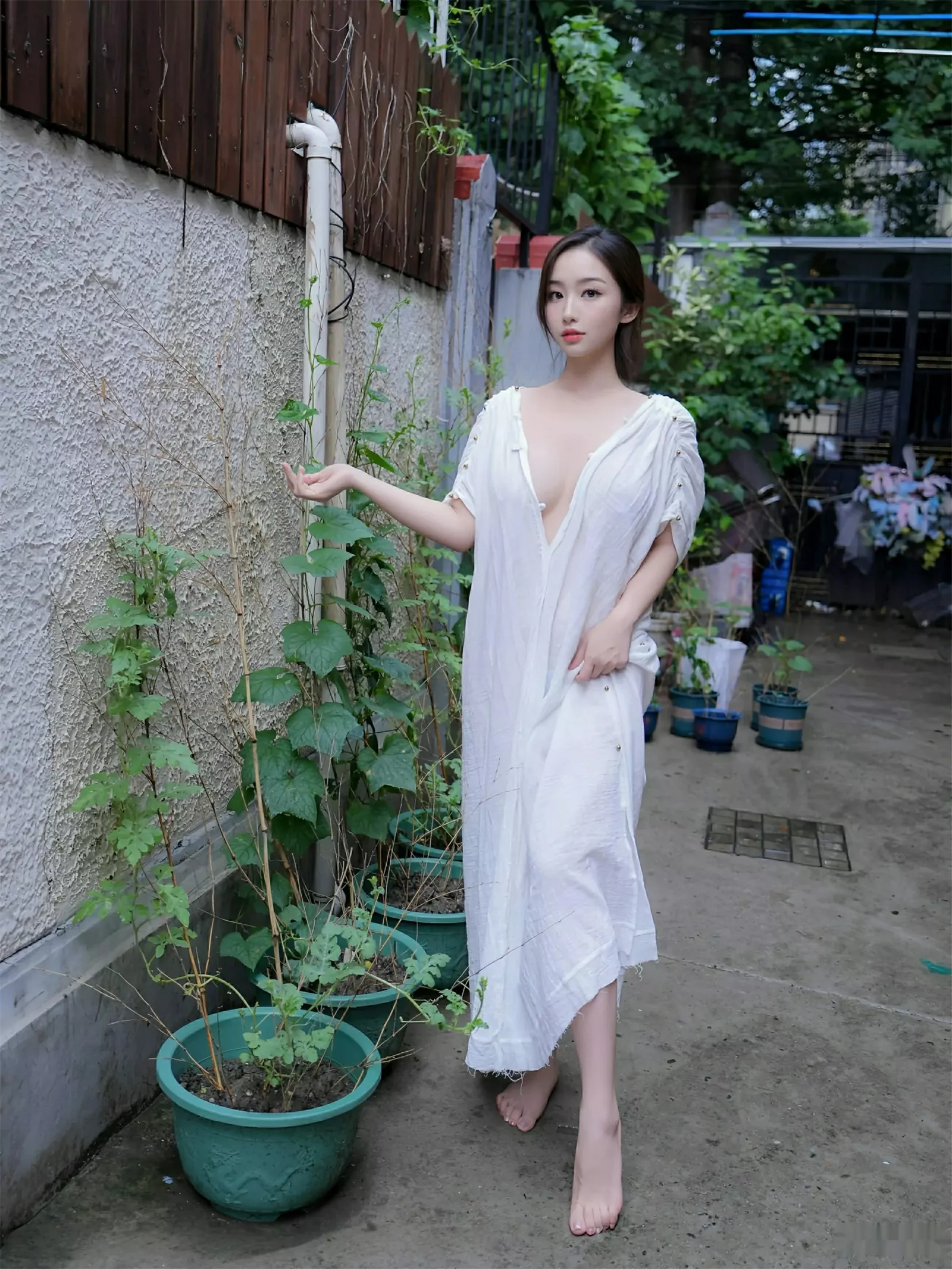 楠芝性感白色长袍半脱露白色丁字裤秀惹火身材撩人绝美写真 第 18 张
