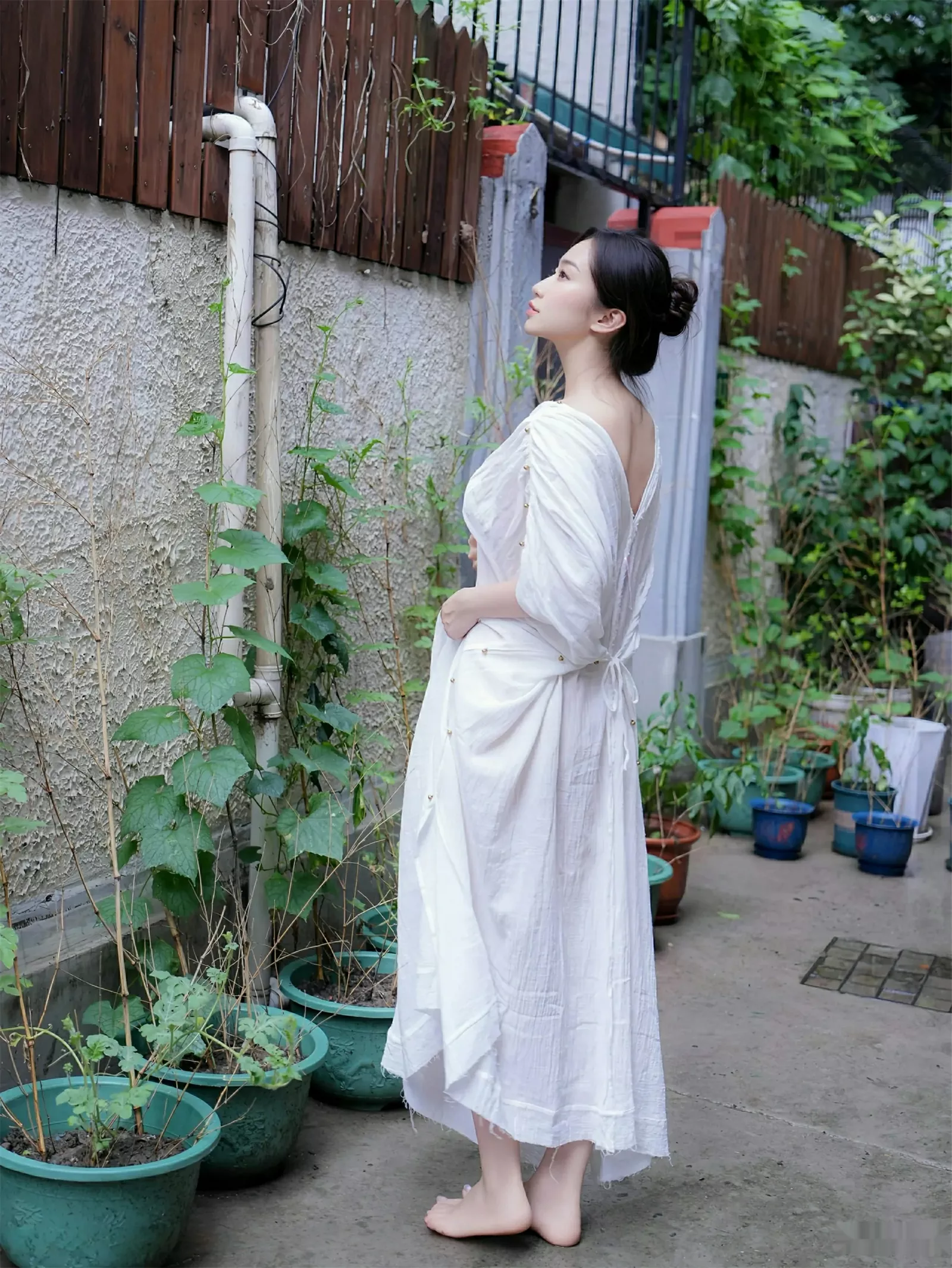 楠芝性感白色长袍半脱露白色丁字裤秀惹火身材撩人绝美写真 第 20 张