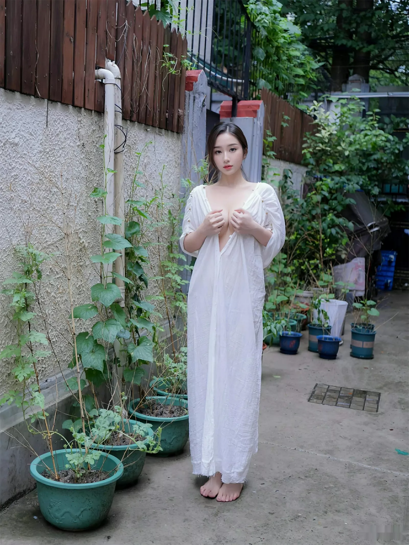 楠芝性感白色长袍半脱露白色丁字裤秀惹火身材撩人绝美写真 第 21 张