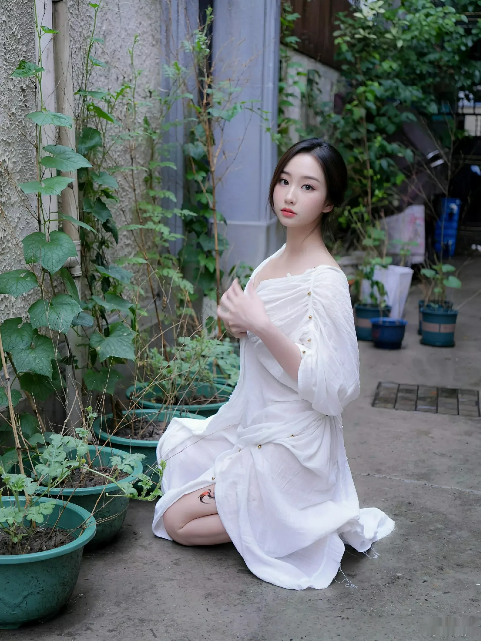 楠芝性感白色长袍半脱露白色丁字裤秀惹火身材撩人绝美写真 第 25 张