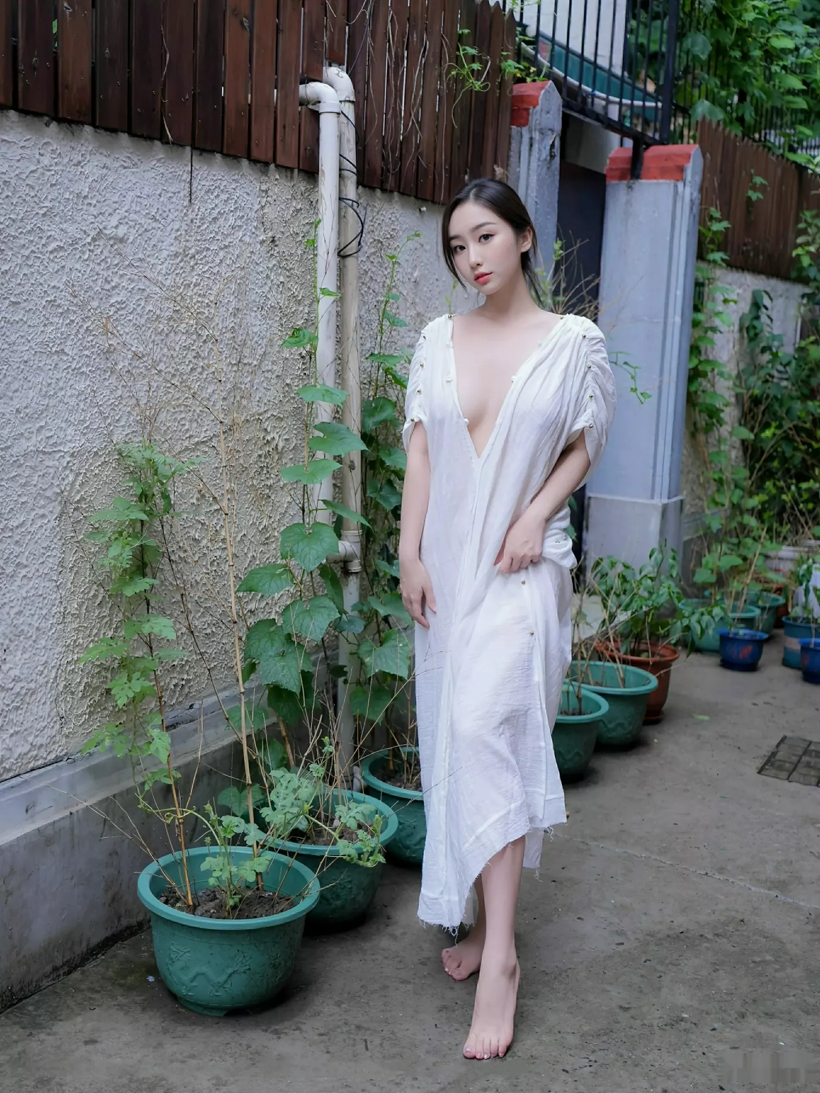 楠芝性感白色长袍半脱露白色丁字裤秀惹火身材撩人绝美写真 第 30 张