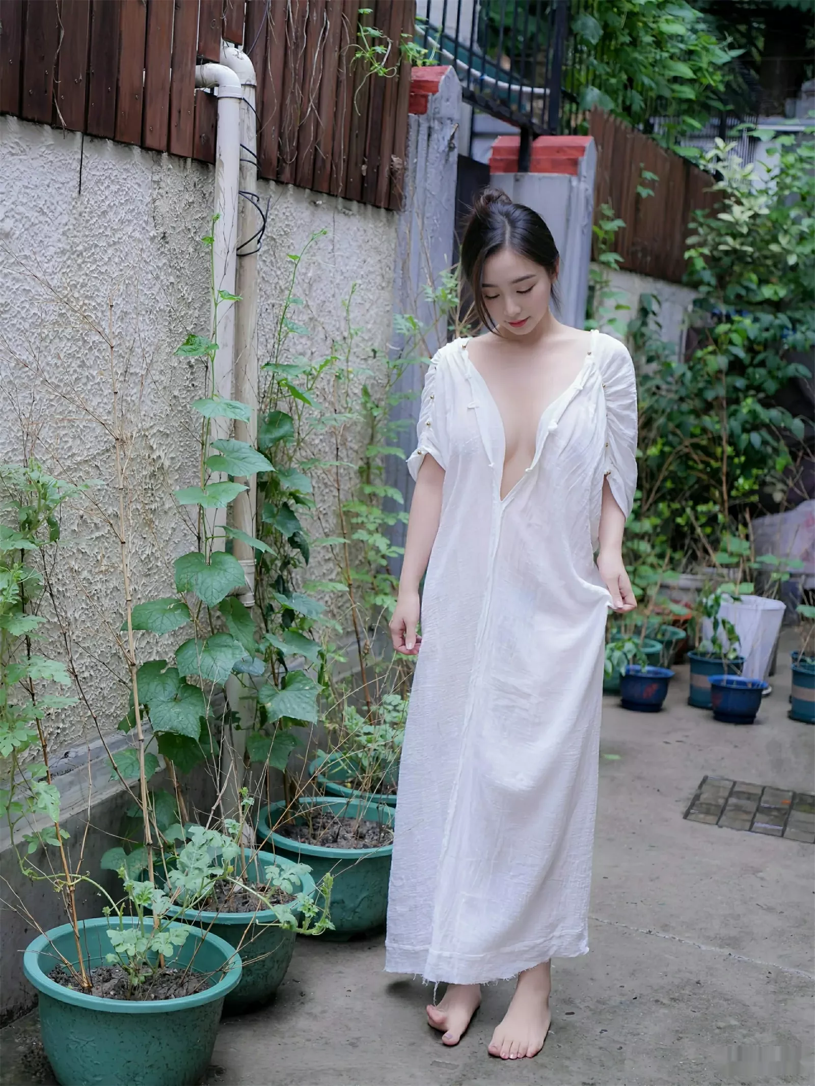 楠芝性感白色长袍半脱露白色丁字裤秀惹火身材撩人绝美写真 第 33 张