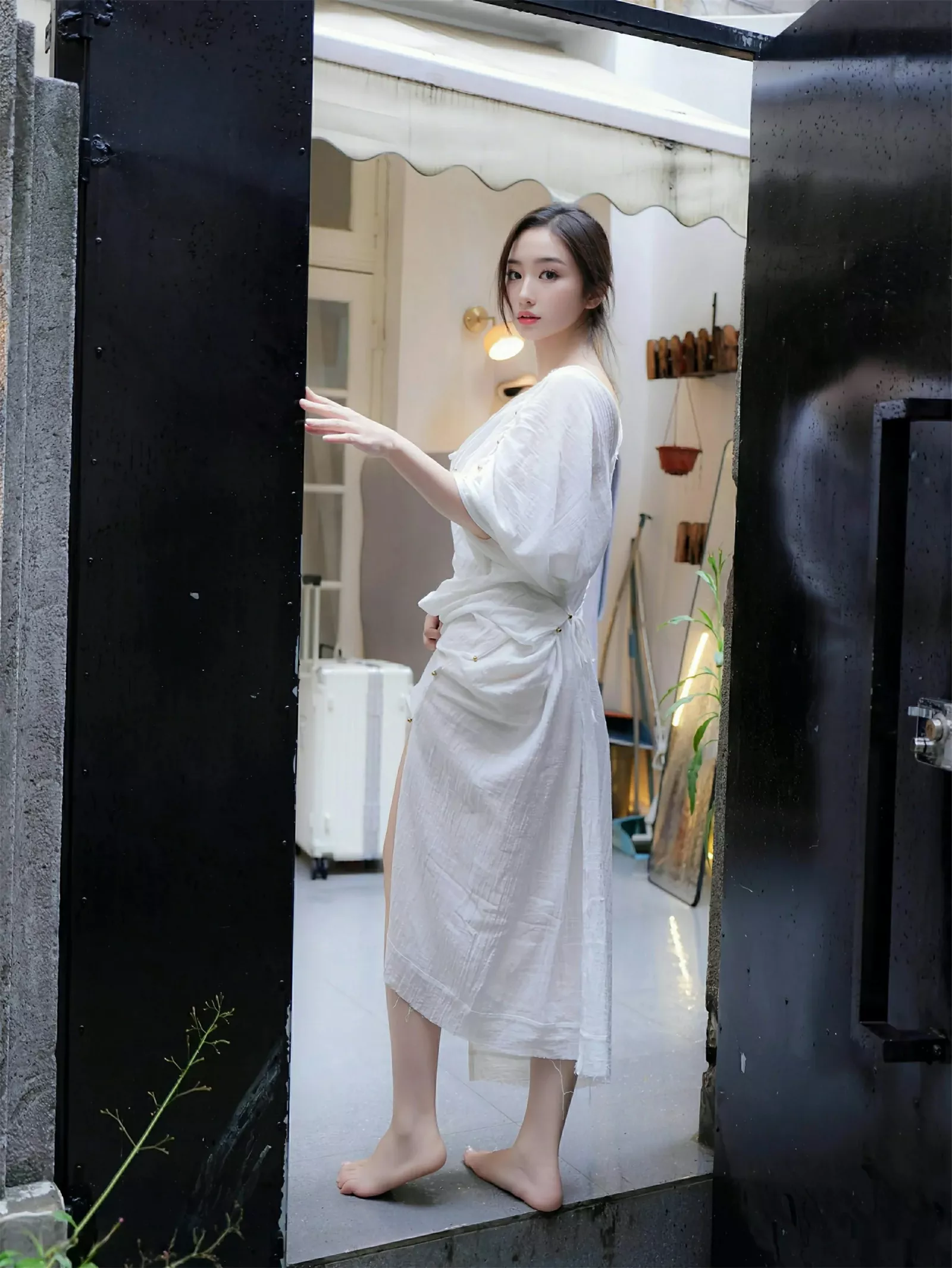 楠芝性感白色长袍半脱露白色丁字裤秀惹火身材撩人绝美写真 第 5 张