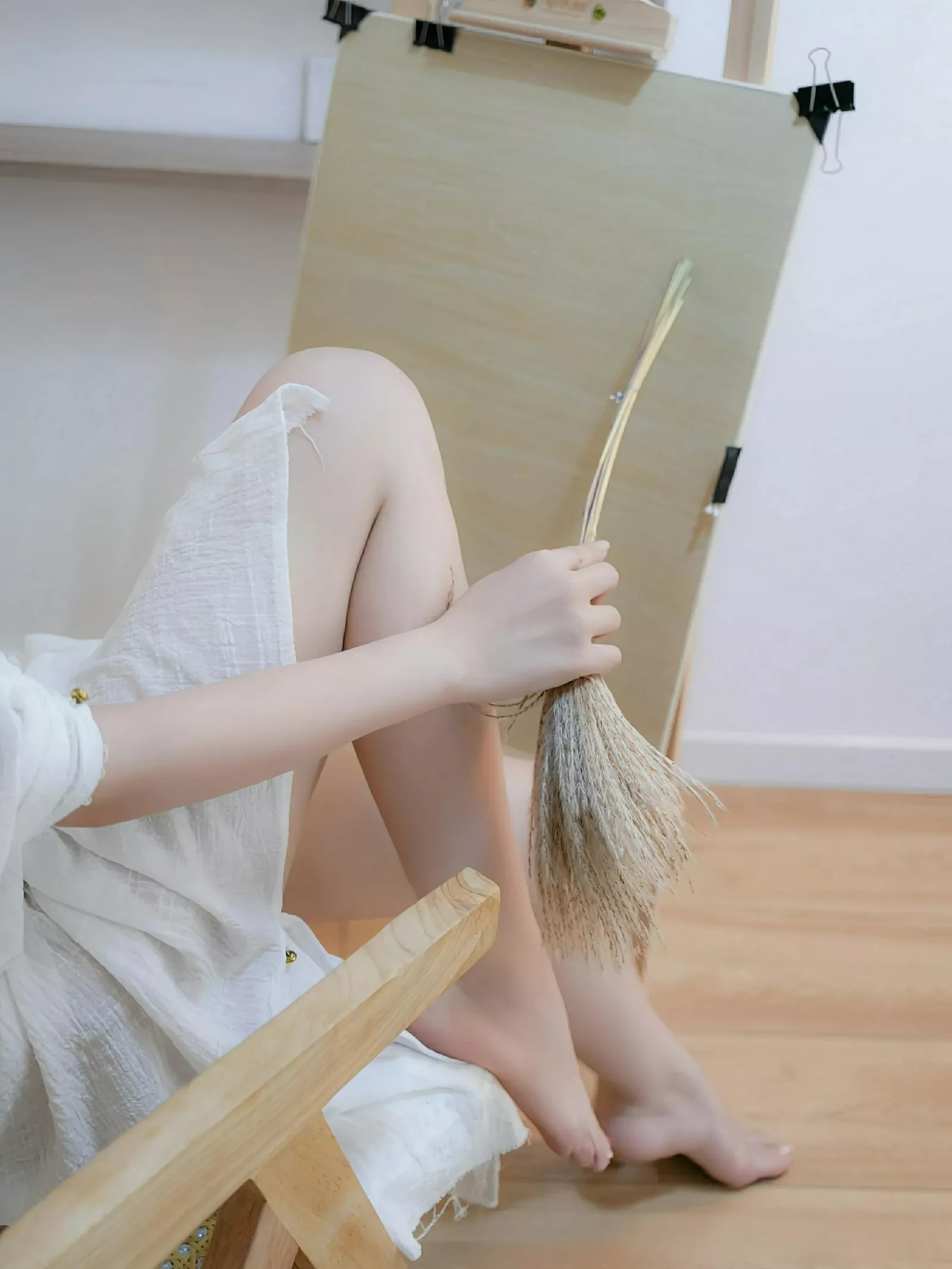楠芝性感白色长袍半脱露白色丁字裤秀惹火身材撩人绝美写真 第 54 张