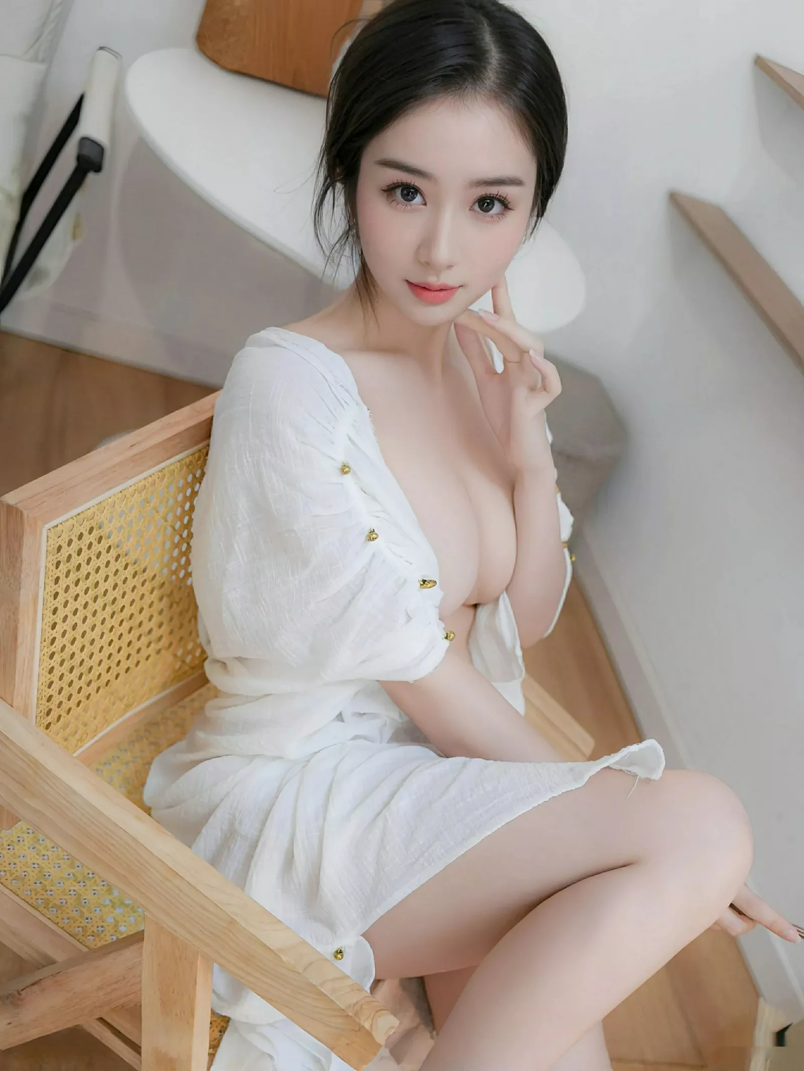 楠芝性感白色长袍半脱露白色丁字裤秀惹火身材撩人绝美写真 第 60 张