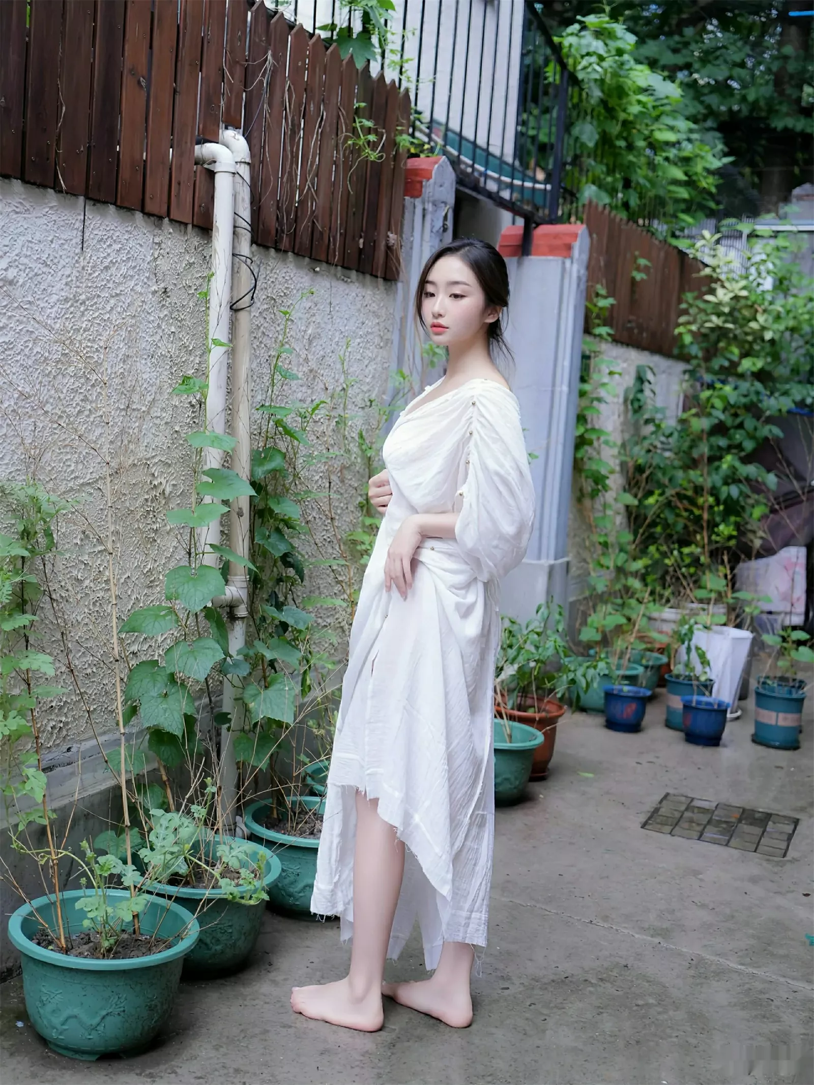 楠芝性感白色长袍半脱露白色丁字裤秀惹火身材撩人绝美写真 第 9 张