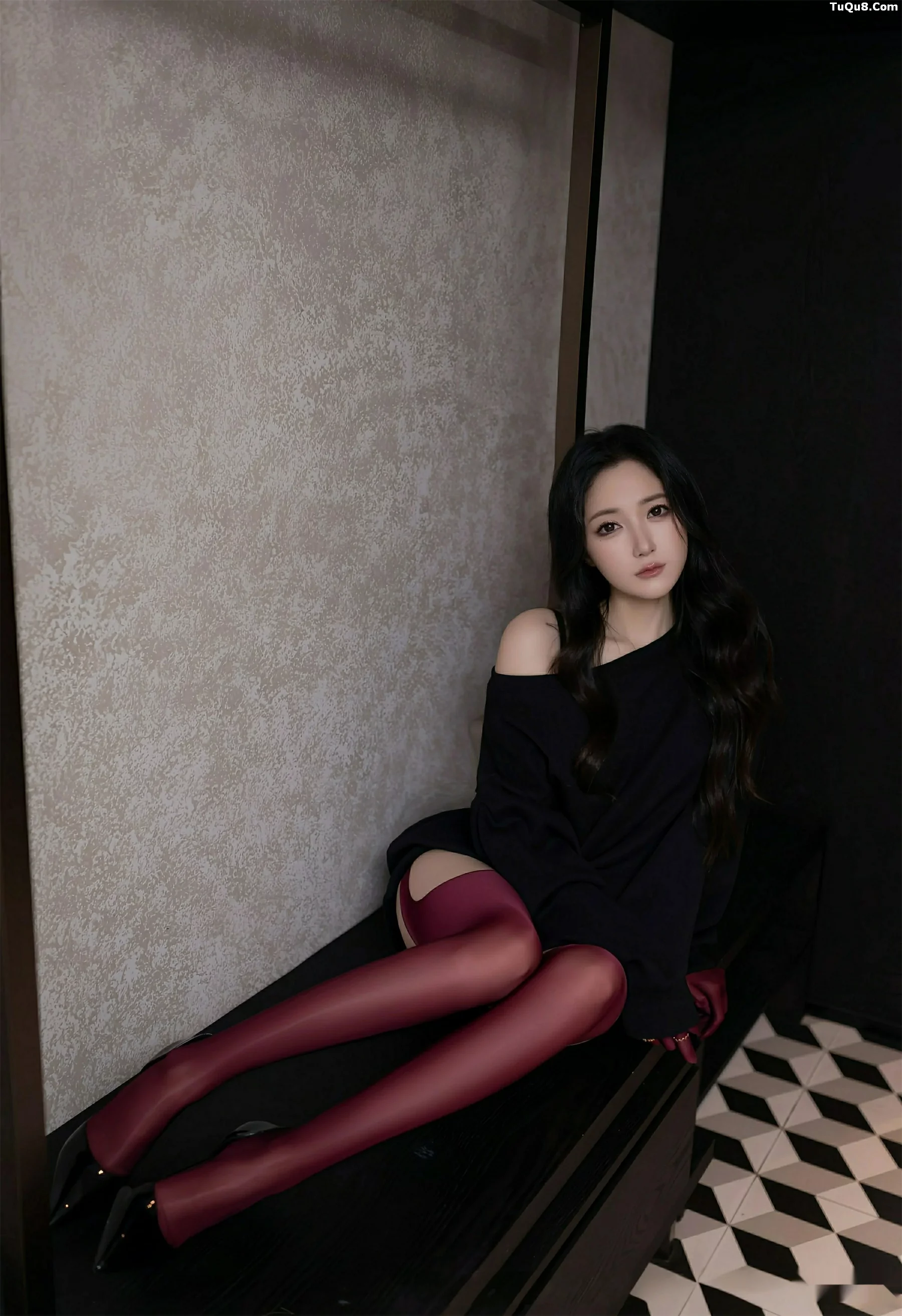 鱼子酱Fish性感黑色情趣内衣配红丝吊袜秀曼妙身材绝美写真 第 19 张
