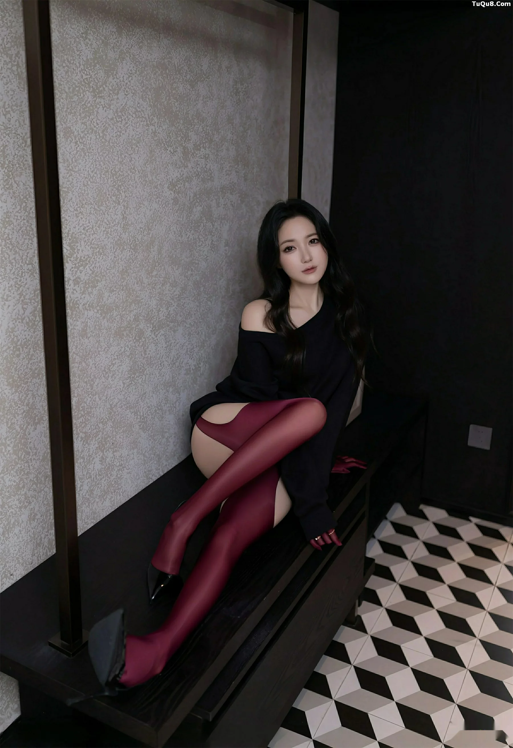 鱼子酱Fish性感黑色情趣内衣配红丝吊袜秀曼妙身材绝美写真 第 32 张