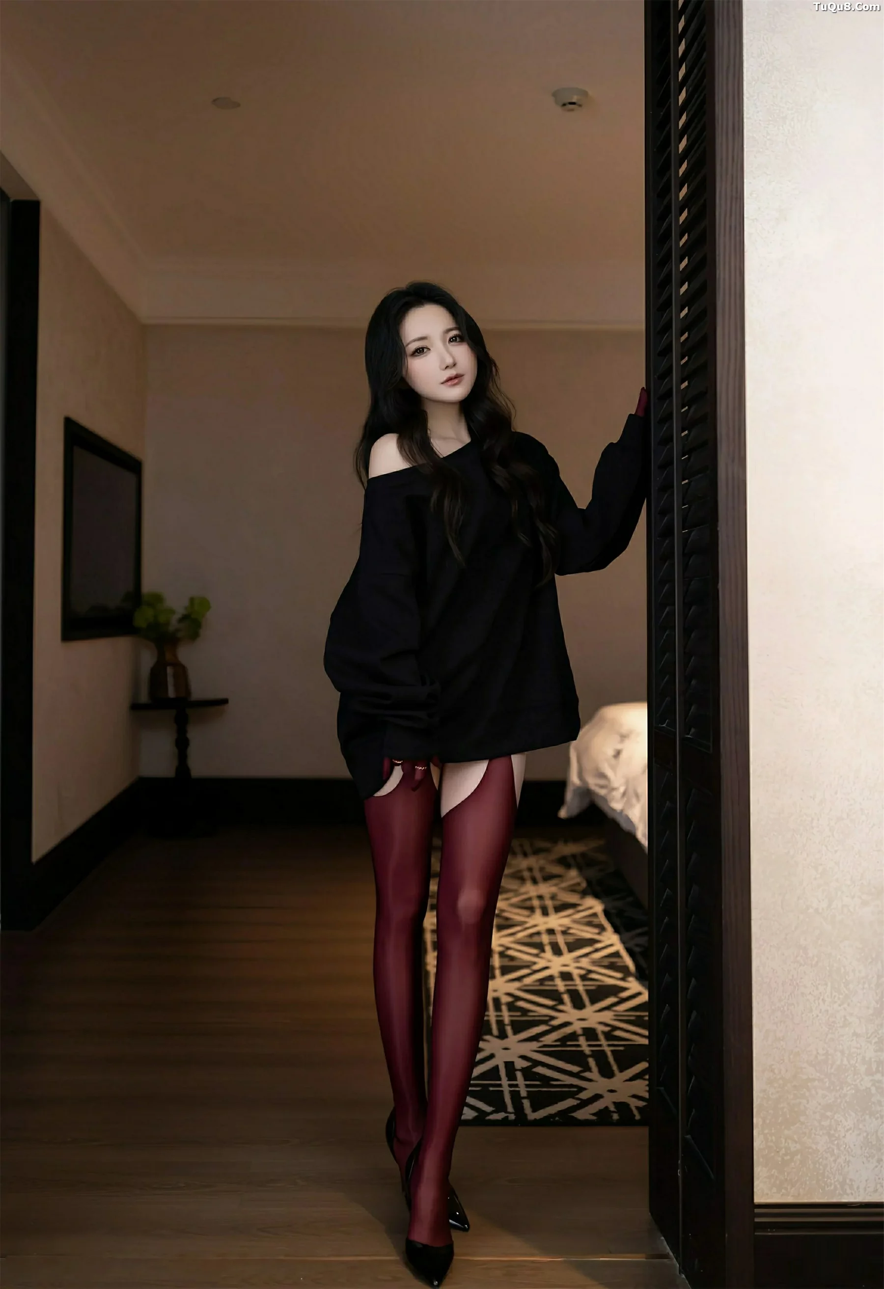 鱼子酱Fish性感黑色情趣内衣配红丝吊袜秀曼妙身材绝美写真 第 8 张