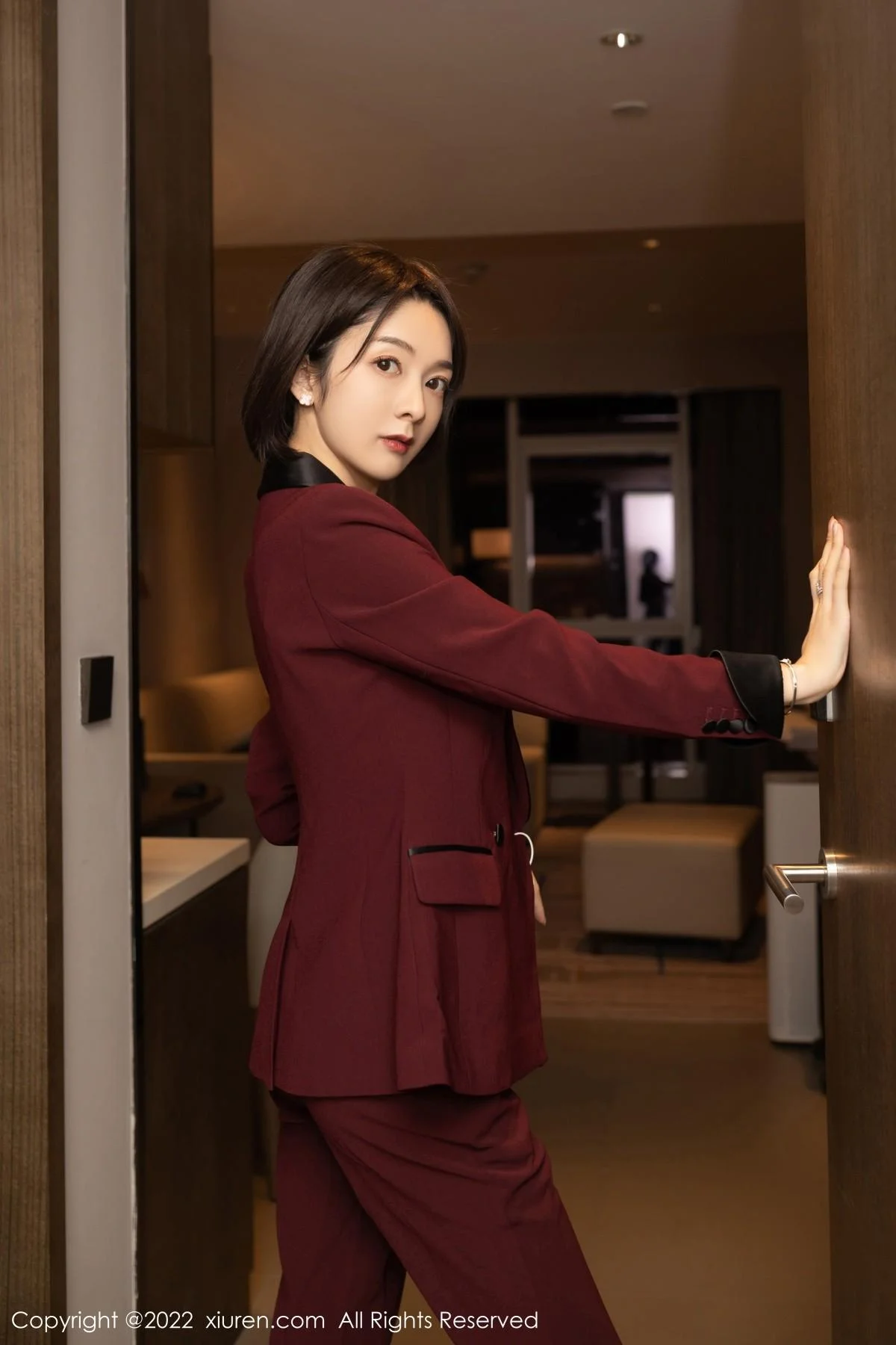 Angela小热巴女老板角色扮演半脱露红色蕾丝内衣绝美写真 第 1 张