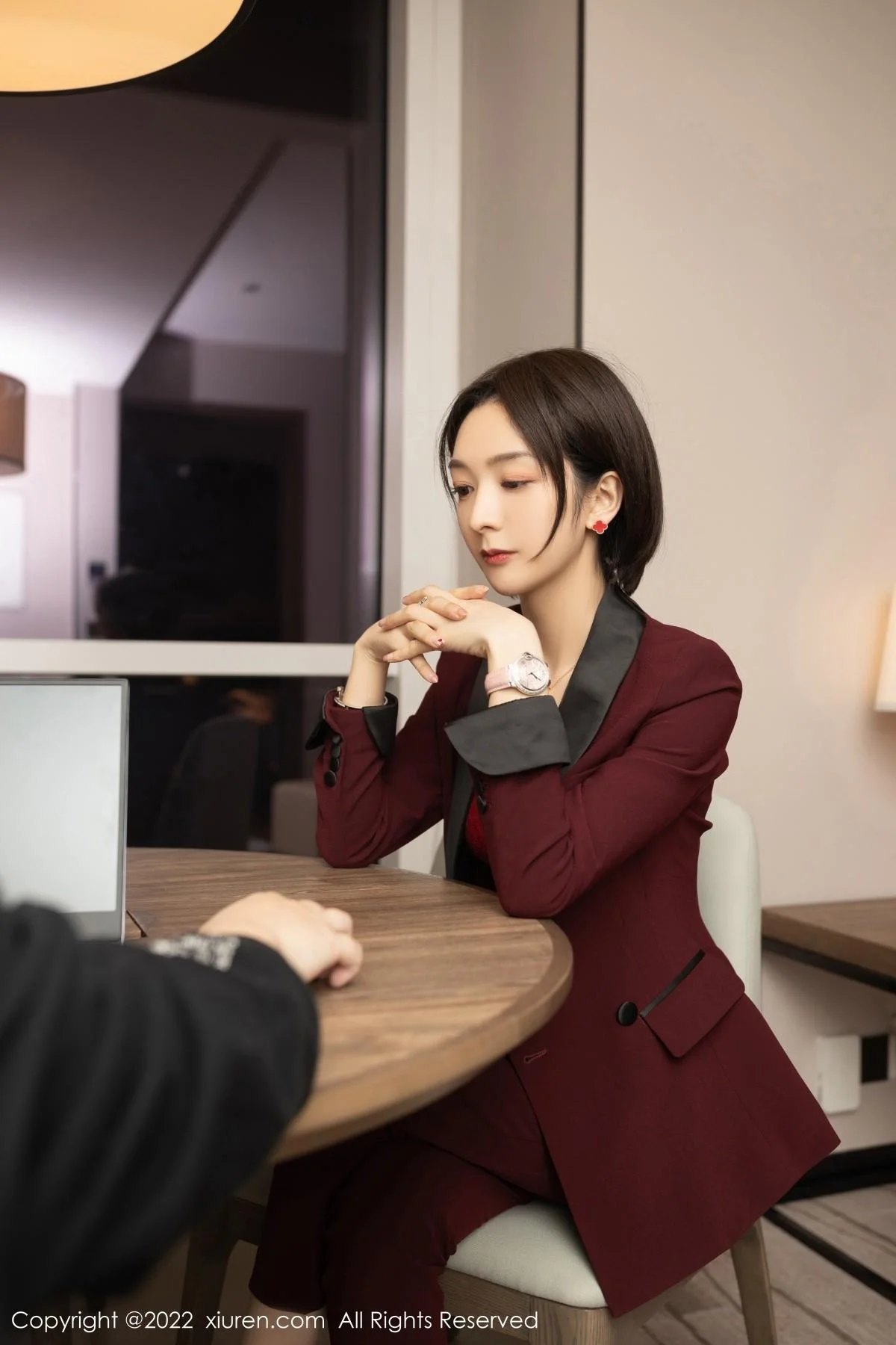 Angela小热巴女老板角色扮演半脱露红色蕾丝内衣绝美写真 第 2 张
