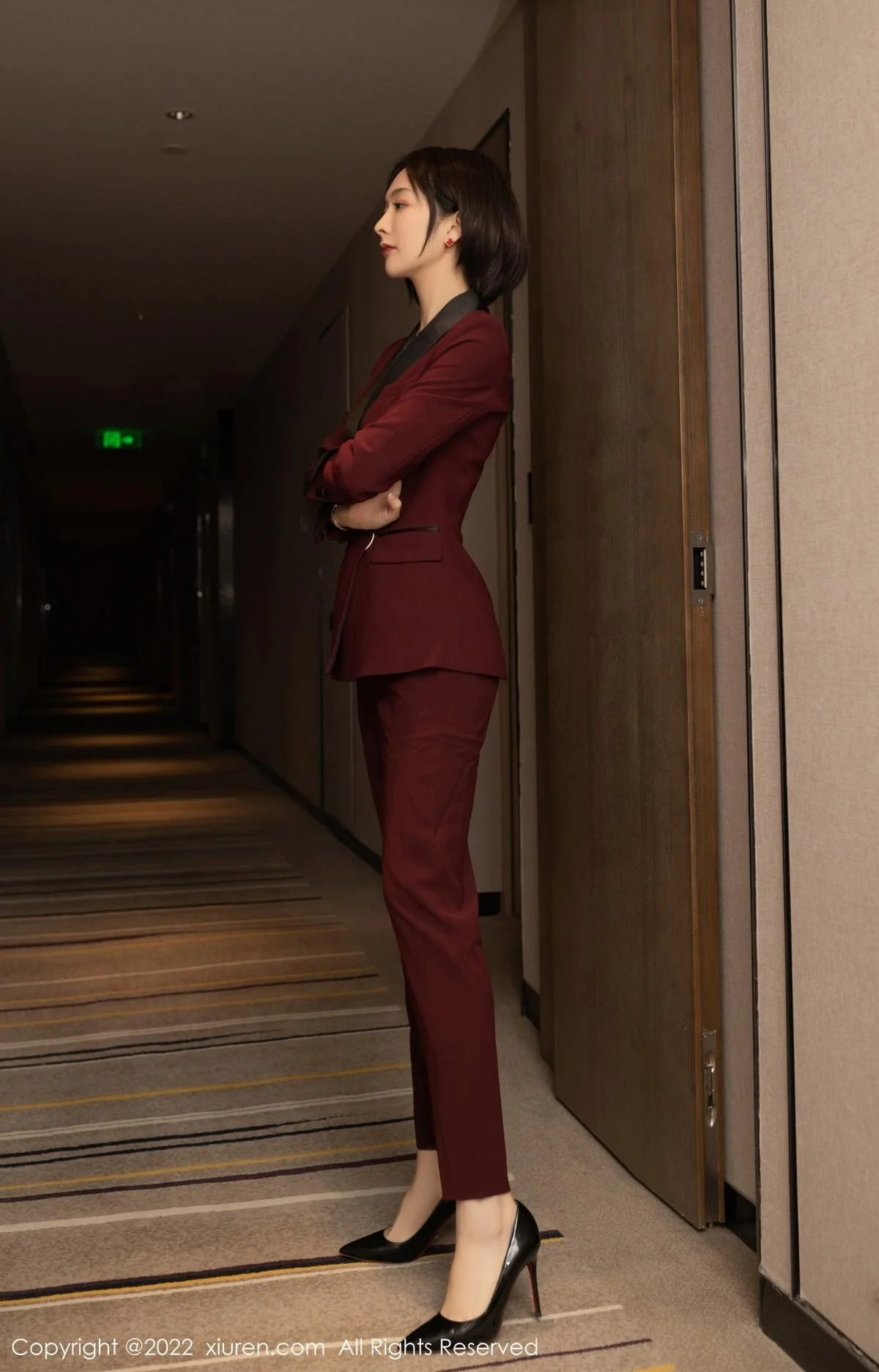 Angela小热巴女老板角色扮演半脱露红色蕾丝内衣绝美写真 第 30 张