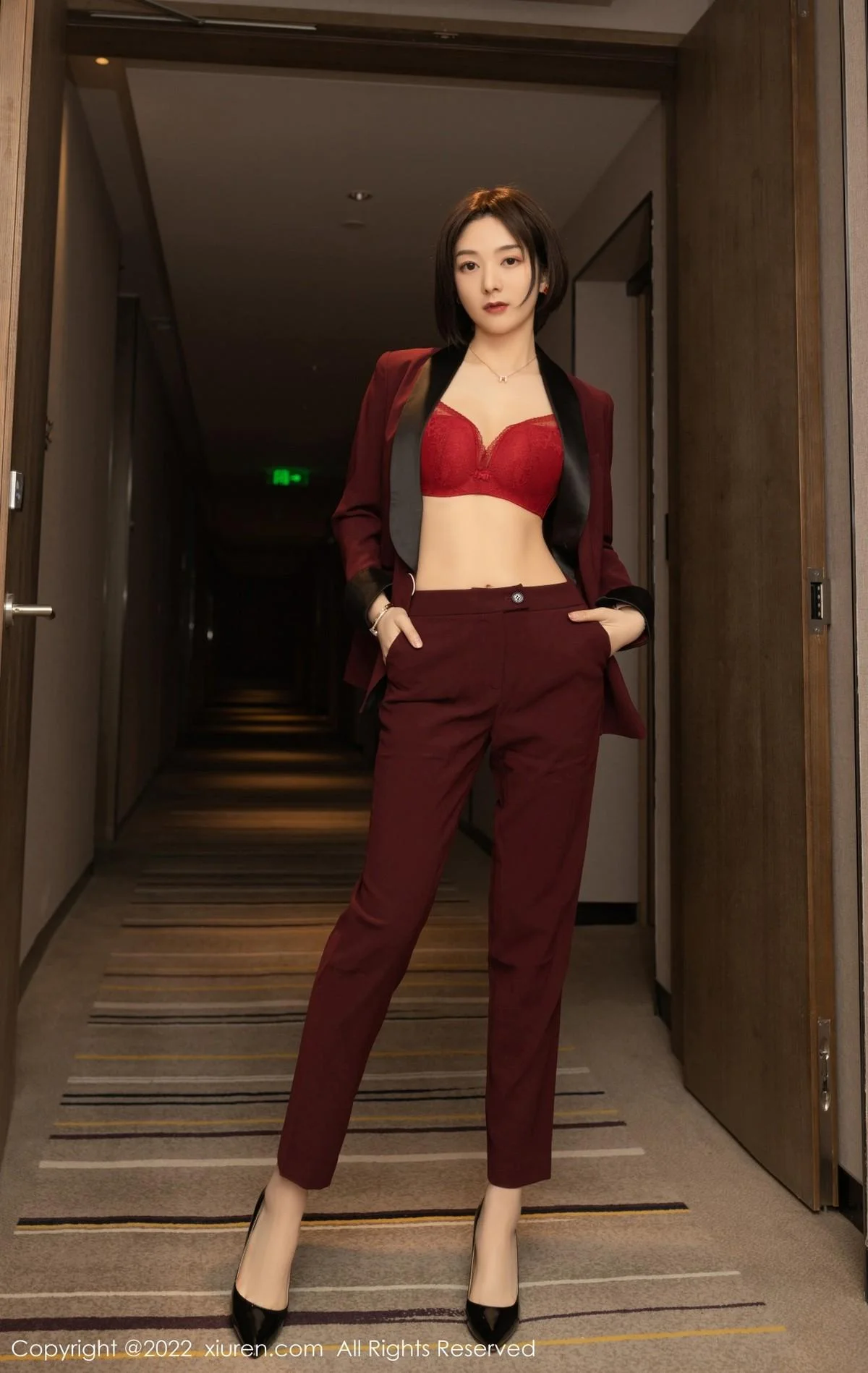 Angela小热巴女老板角色扮演半脱露红色蕾丝内衣绝美写真 第 32 张