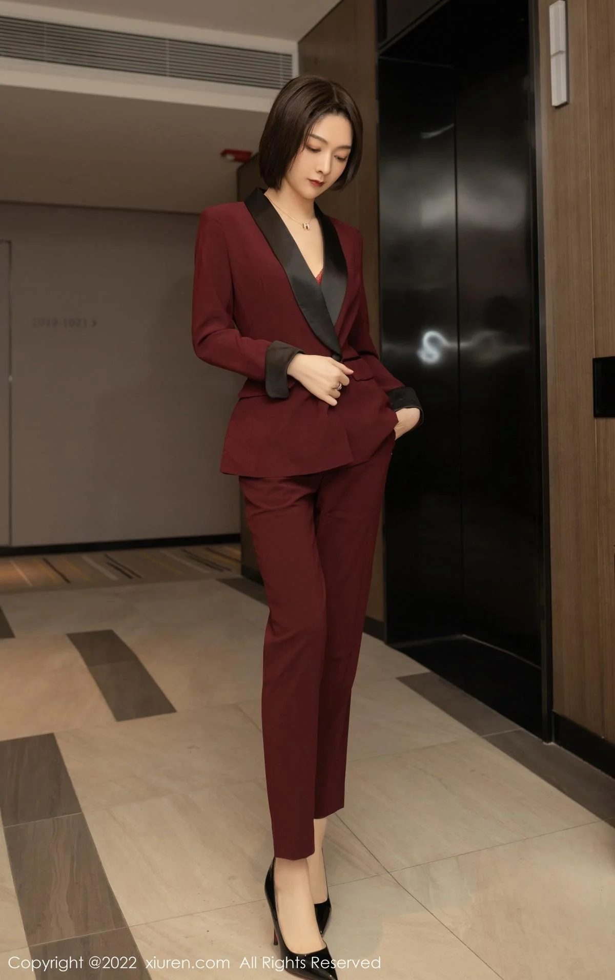 Angela小热巴女老板角色扮演半脱露红色蕾丝内衣绝美写真 第 35 张