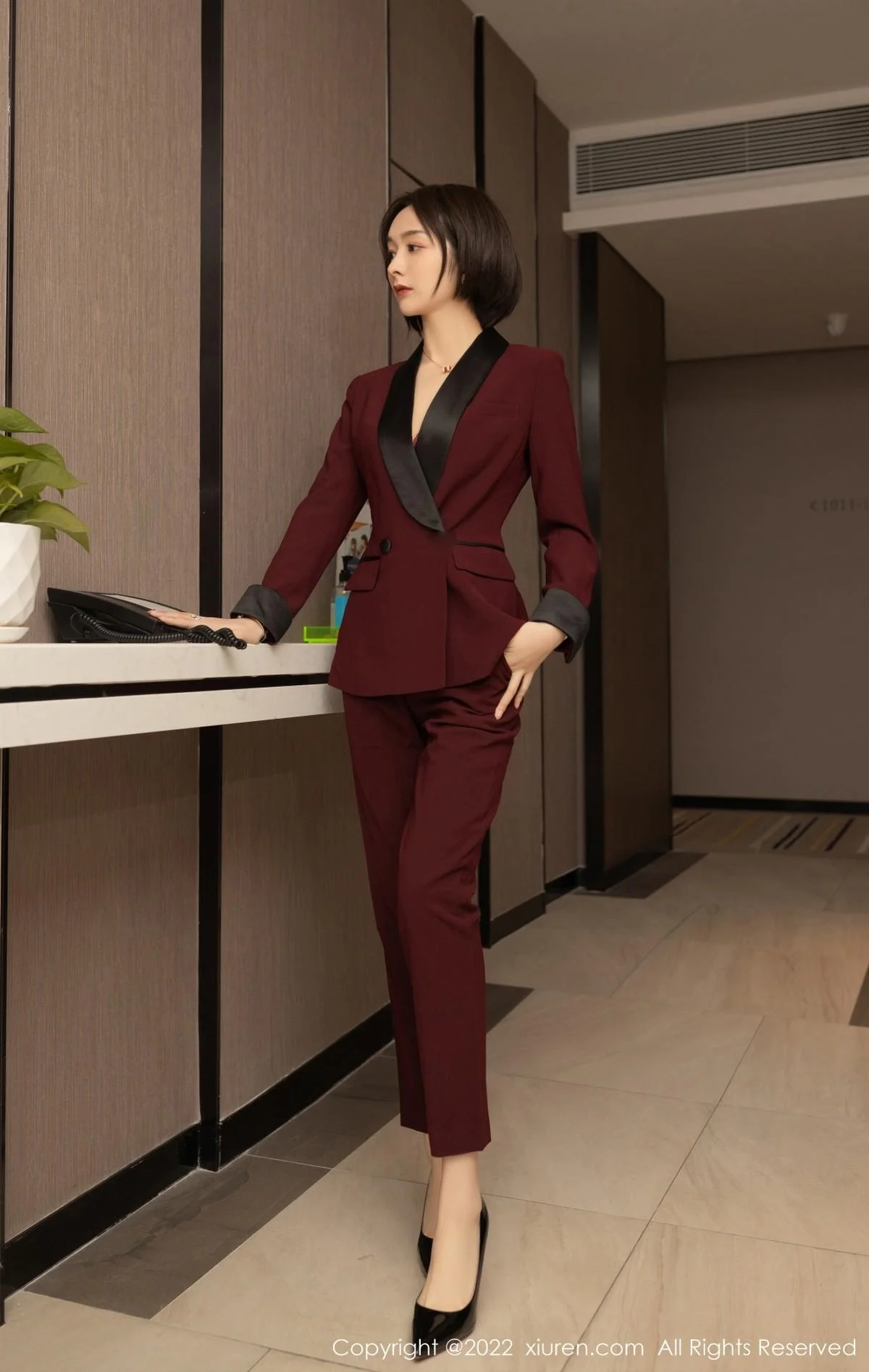 Angela小热巴女老板角色扮演半脱露红色蕾丝内衣绝美写真 第 36 张