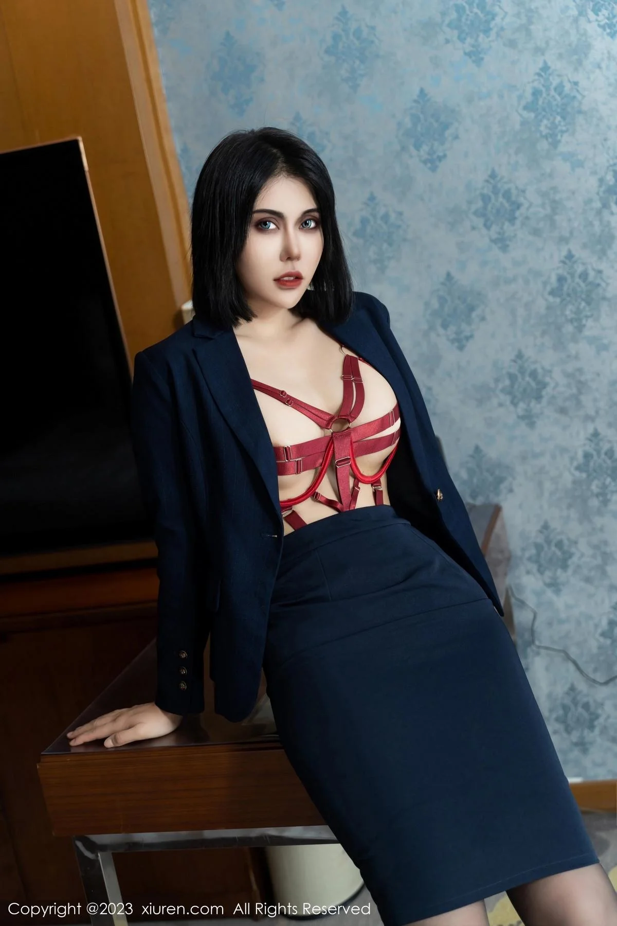 s纯一半脱黑色套装露性感红色情趣内衣秀完美身材绝美写真 第 24 张