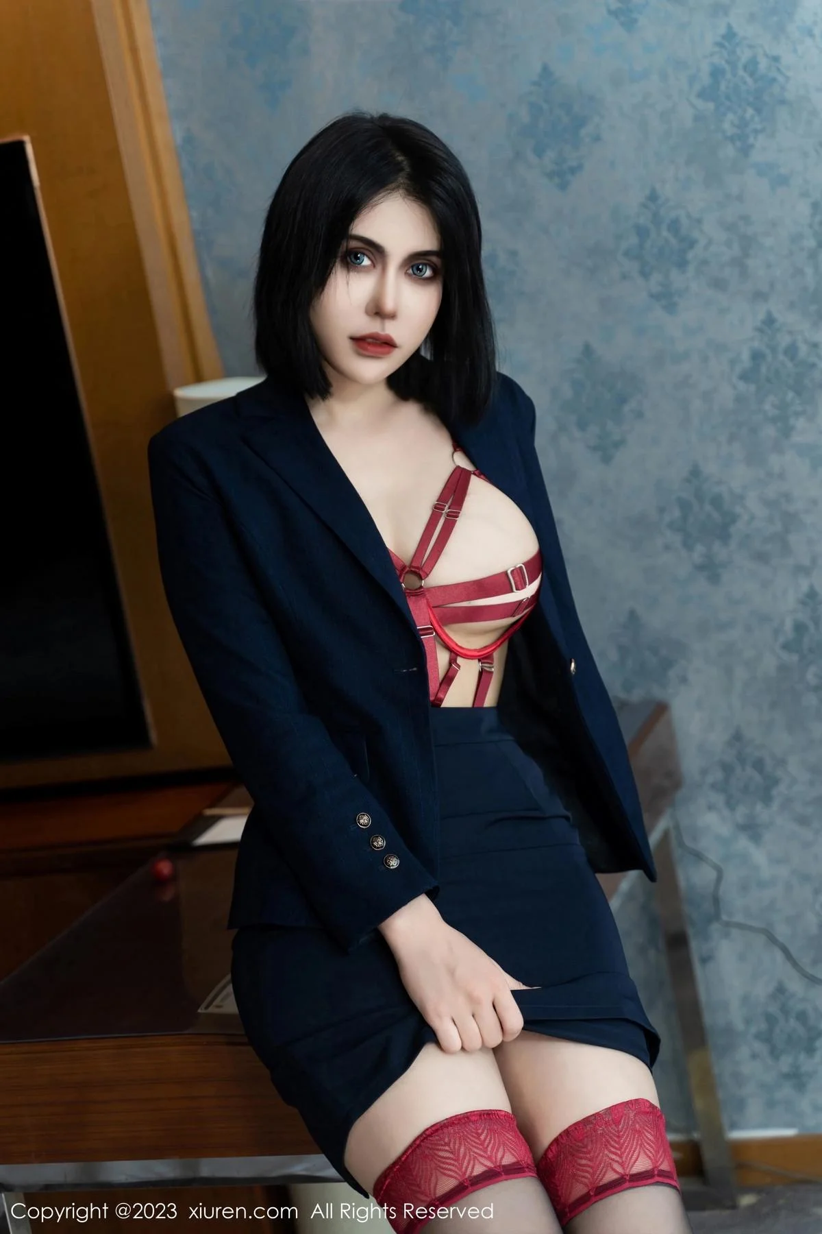 s纯一半脱黑色套装露性感红色情趣内衣秀完美身材绝美写真 第 29 张