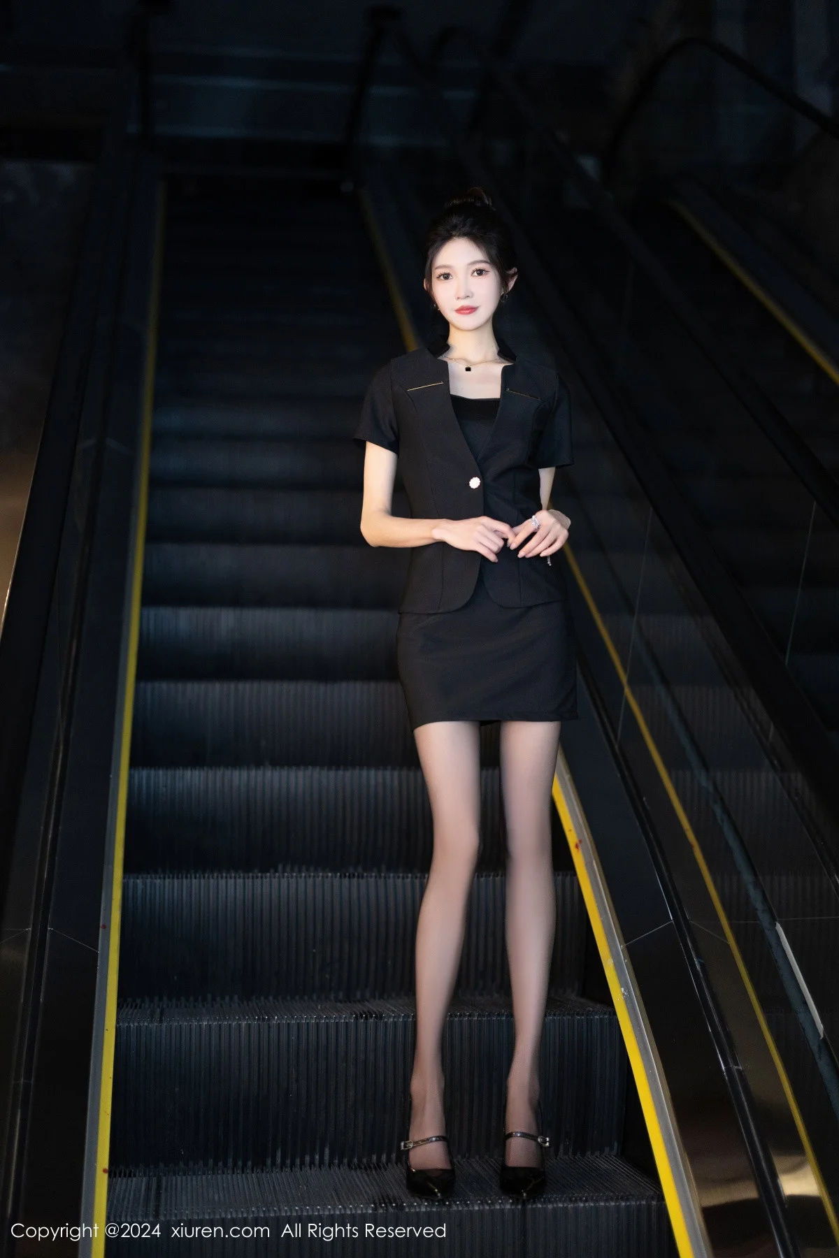 程程程性感黑色OL服饰露黑色蕾丝内衣配黑丝吊袜绝美写真 第 19 张