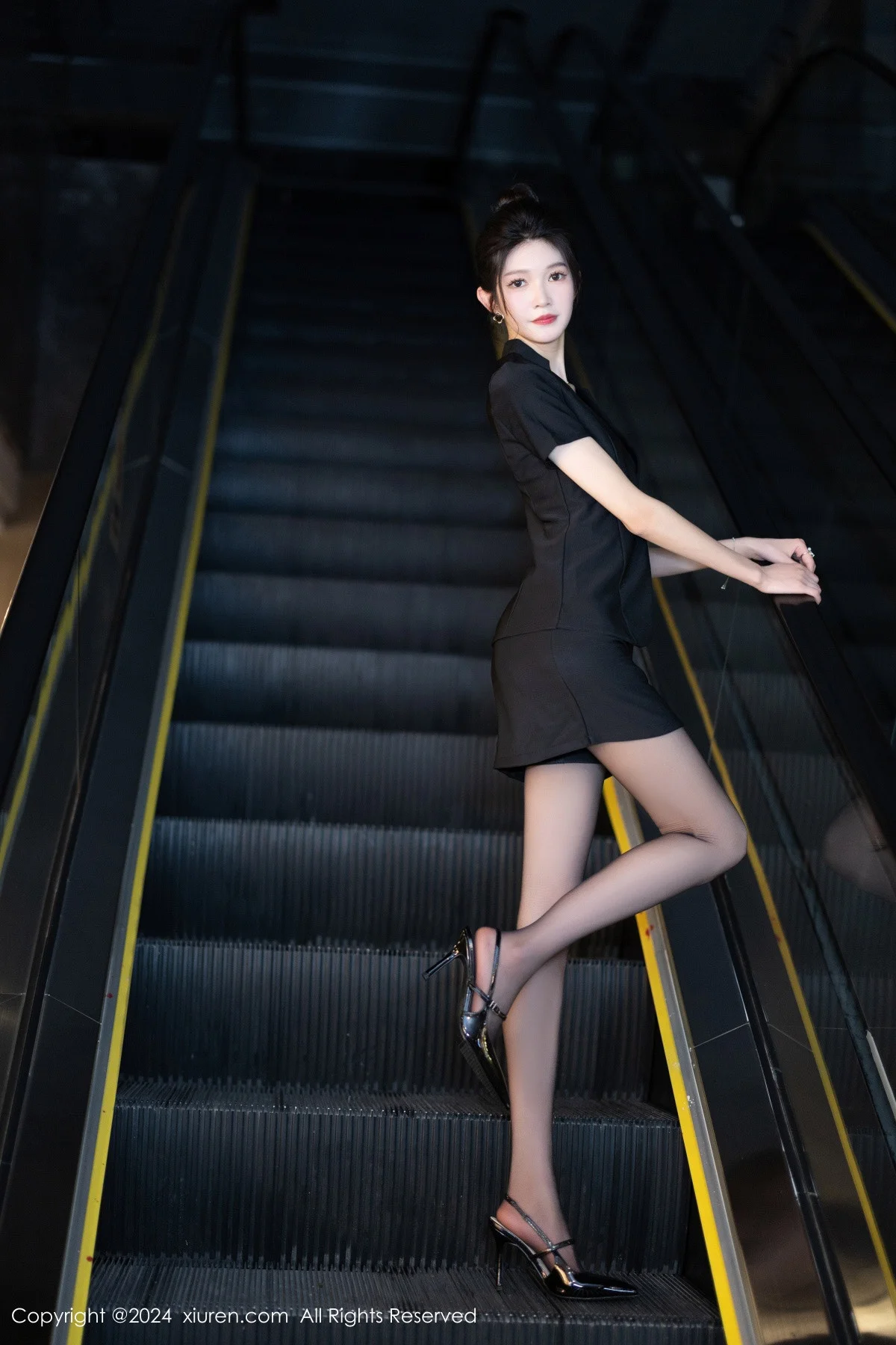 程程程性感黑色OL服饰露黑色蕾丝内衣配黑丝吊袜绝美写真 第 21 张