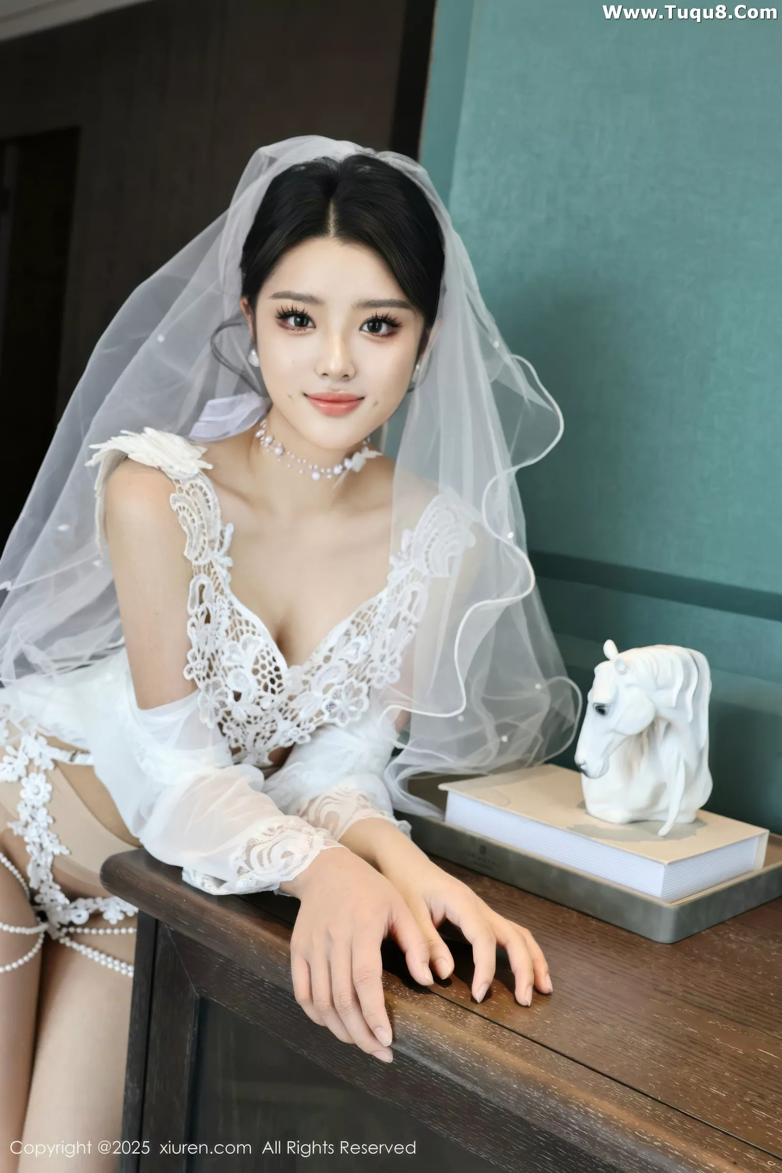 糯梨子性感白色情趣婚纱配白色丝袜秀曼妙身姿绝美写真 第 16 张