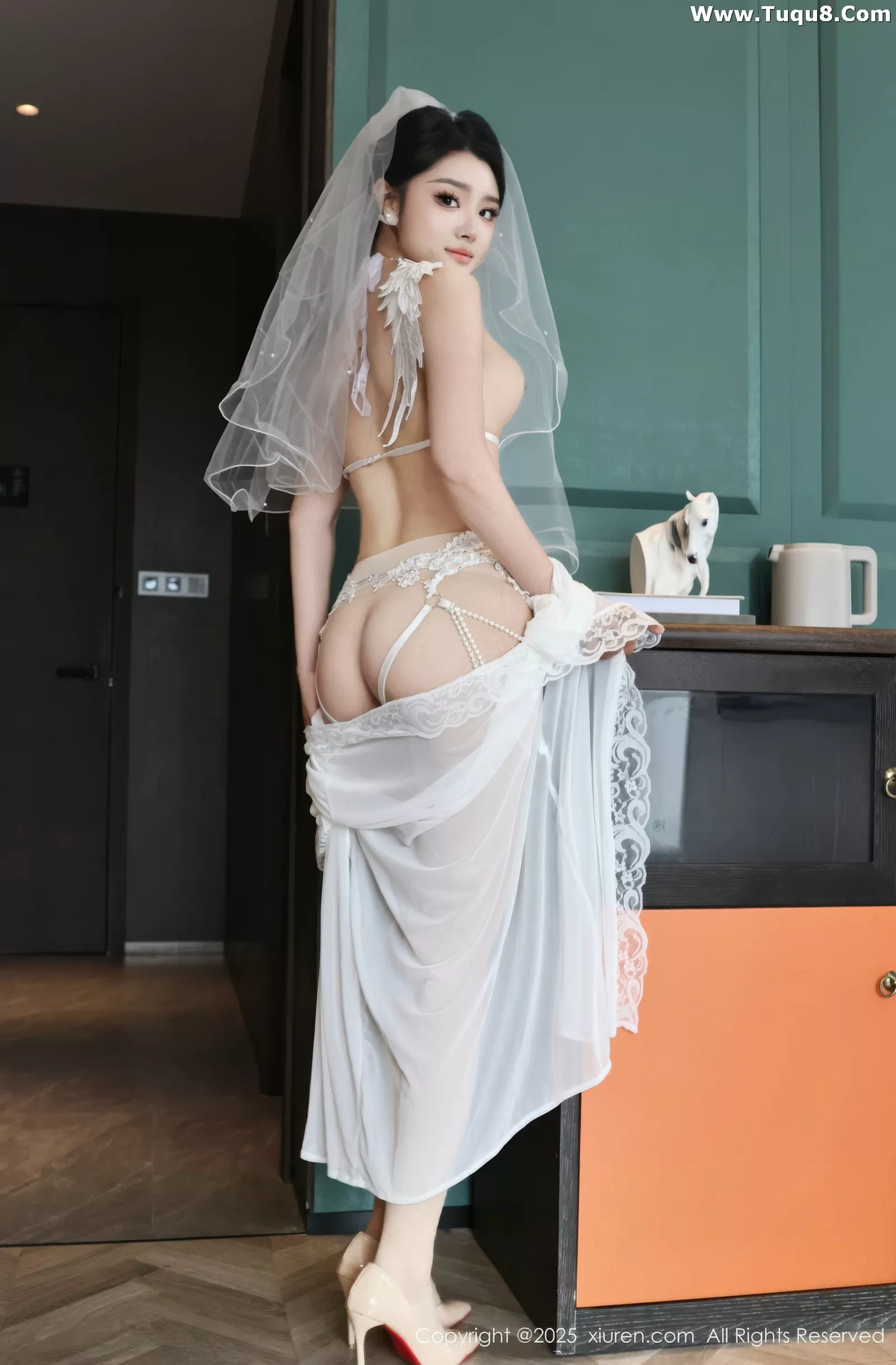 糯梨子性感白色情趣婚纱配白色丝袜秀曼妙身姿绝美写真 第 19 张