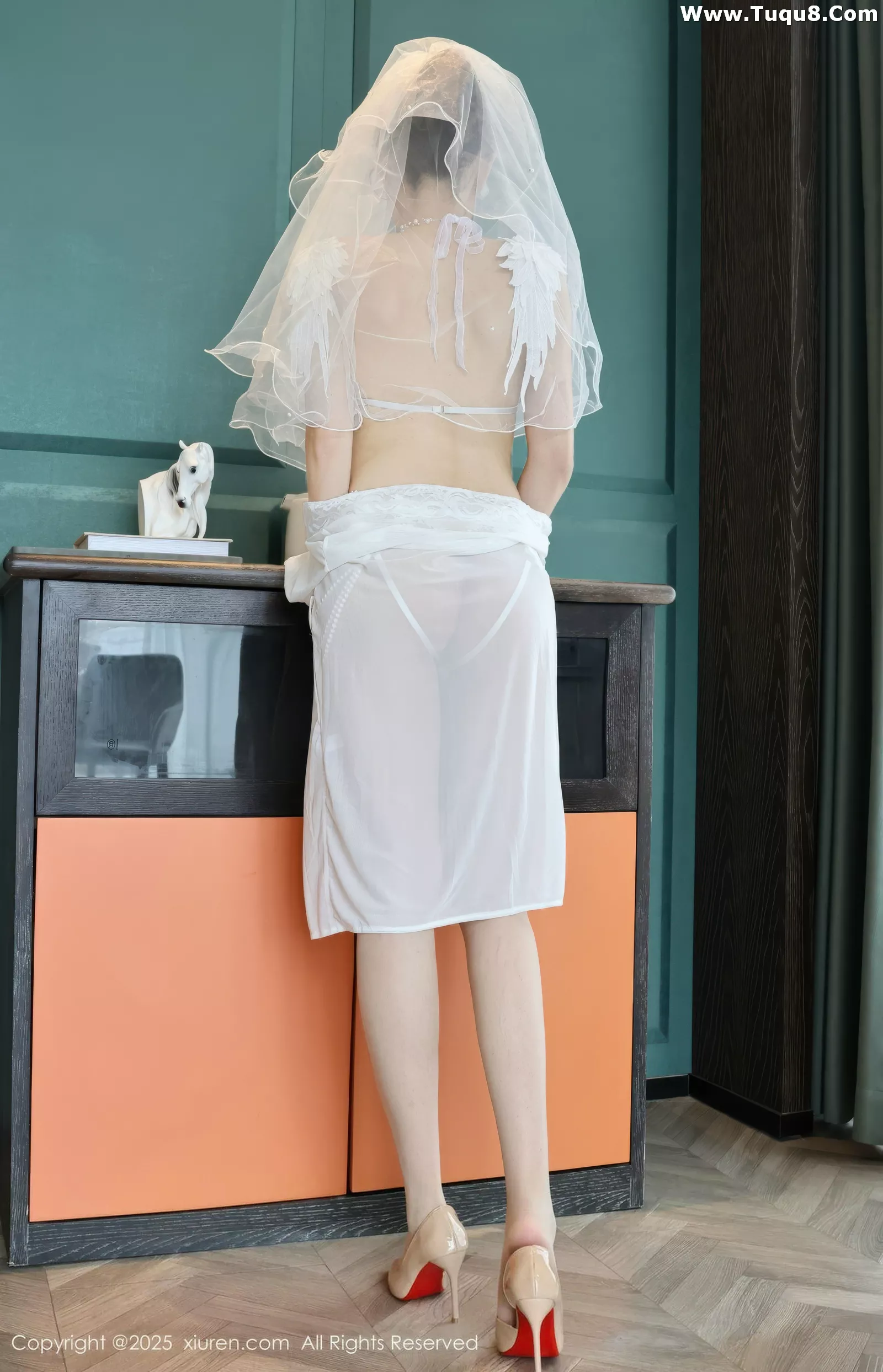 糯梨子性感白色情趣婚纱配白色丝袜秀曼妙身姿绝美写真 第 36 张
