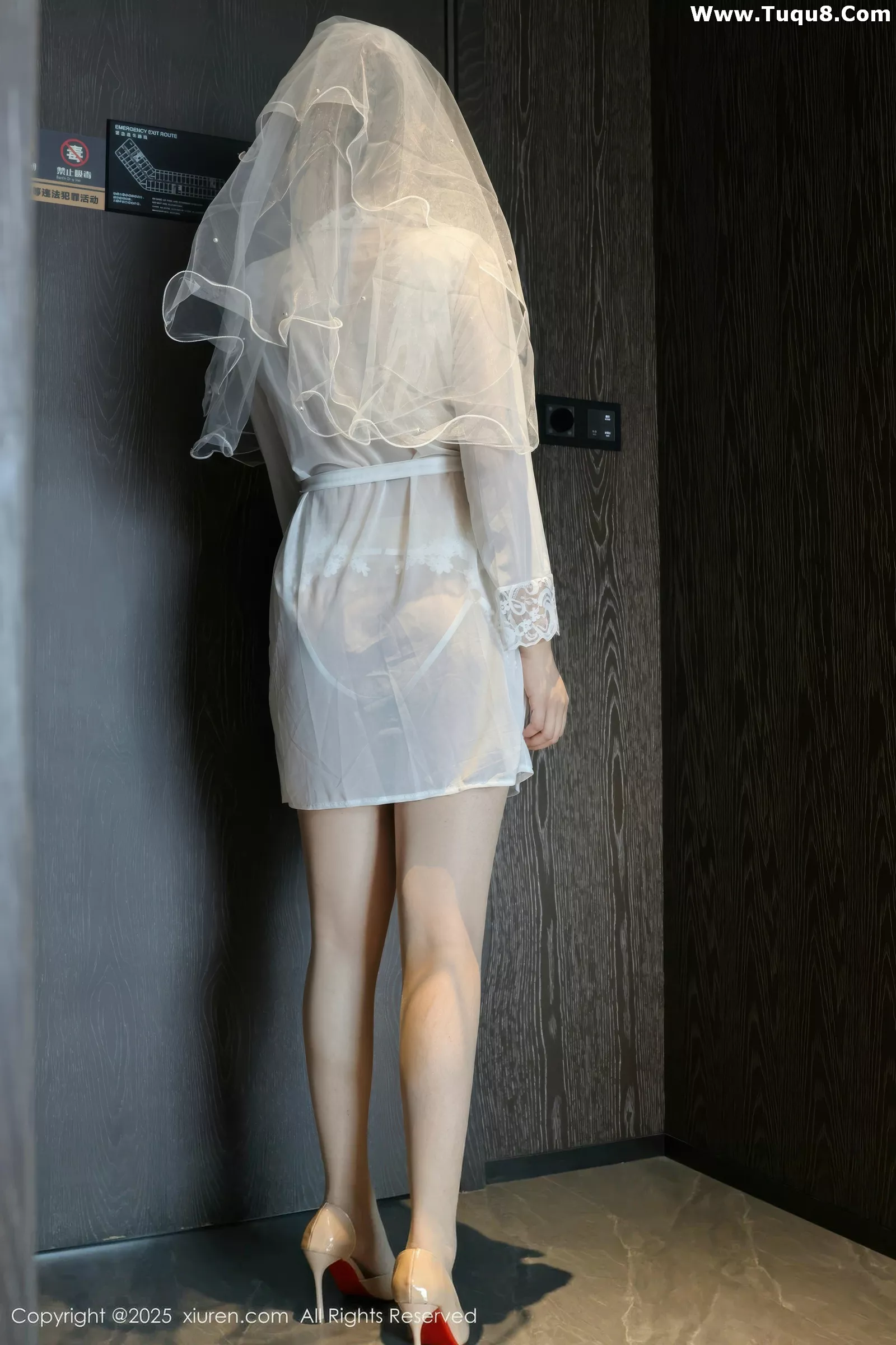 糯梨子性感白色情趣婚纱配白色丝袜秀曼妙身姿绝美写真 第 5 张