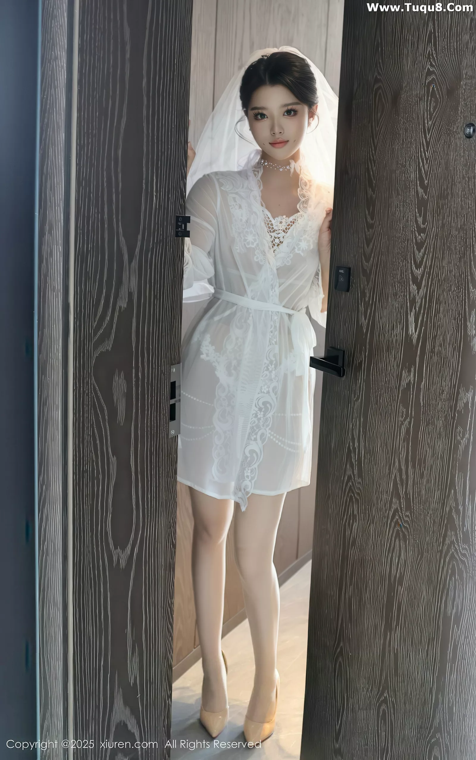 糯梨子性感白色情趣婚纱配白色丝袜秀曼妙身姿绝美写真 第 7 张