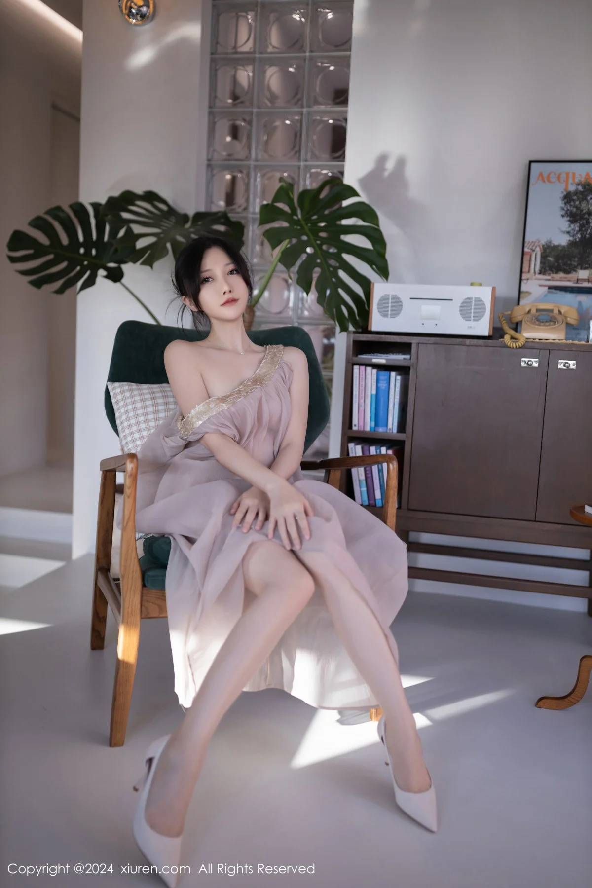 鱼子酱Fish芦苇场景性感紫色轻透连衣裙秀惹火身材绝美写真 第 49 张