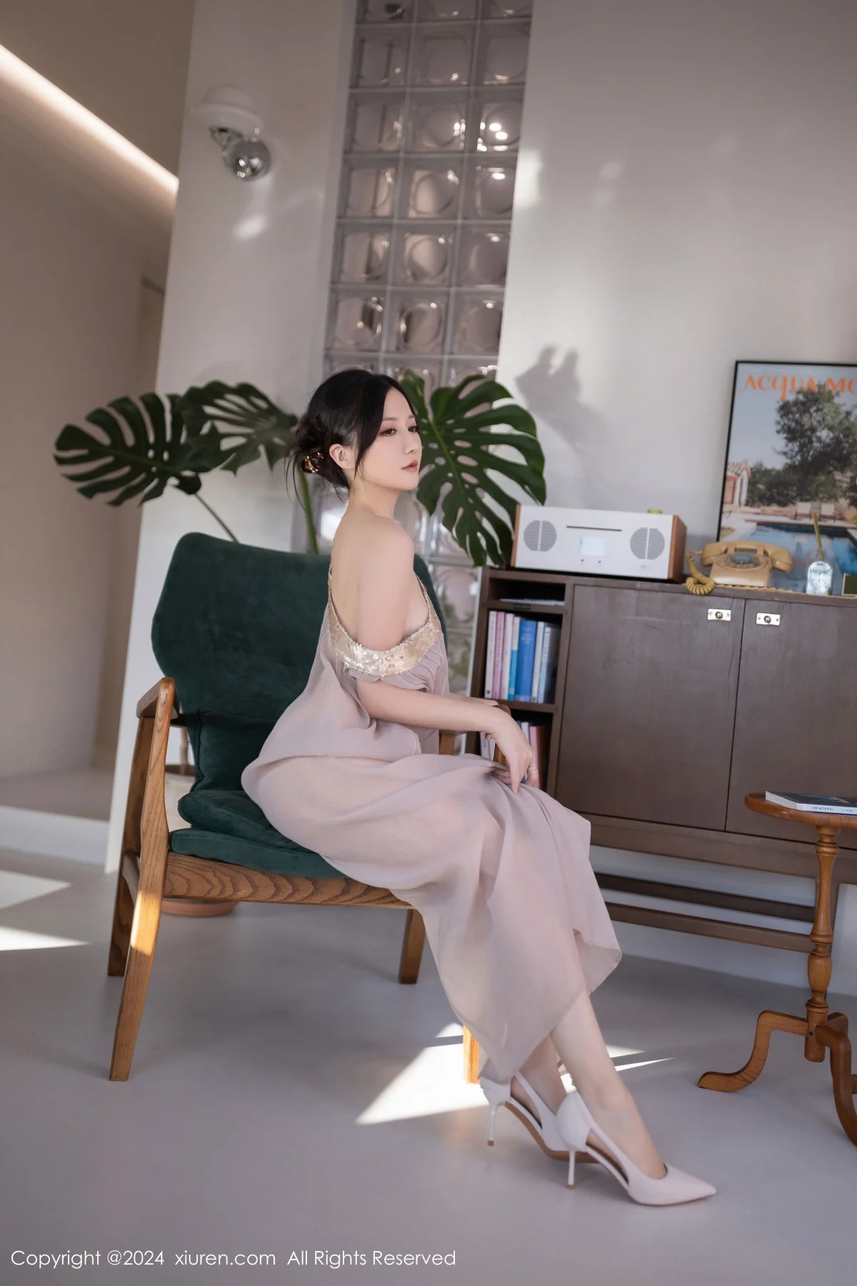 鱼子酱Fish芦苇场景性感紫色轻透连衣裙秀惹火身材绝美写真 第 51 张
