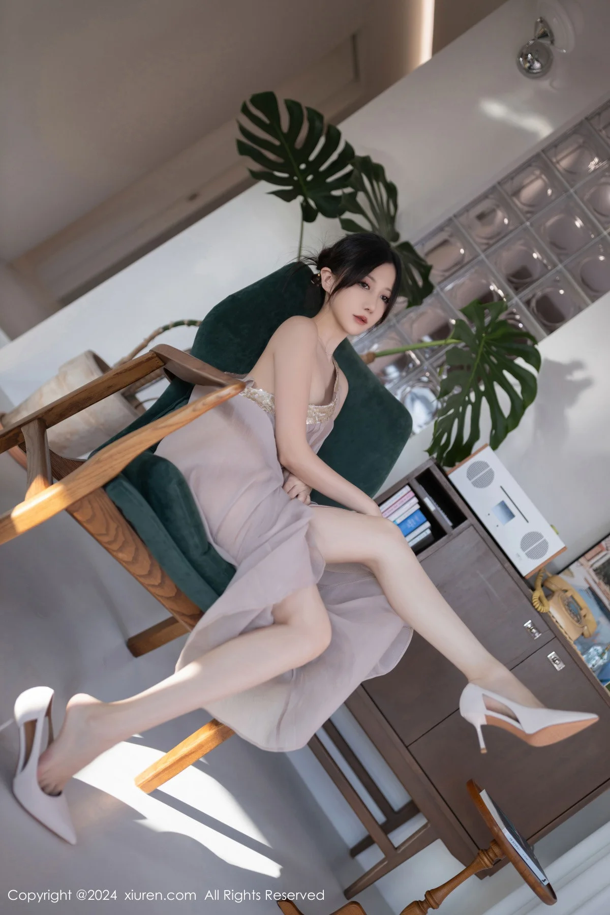 鱼子酱Fish芦苇场景性感紫色轻透连衣裙秀惹火身材绝美写真 第 55 张