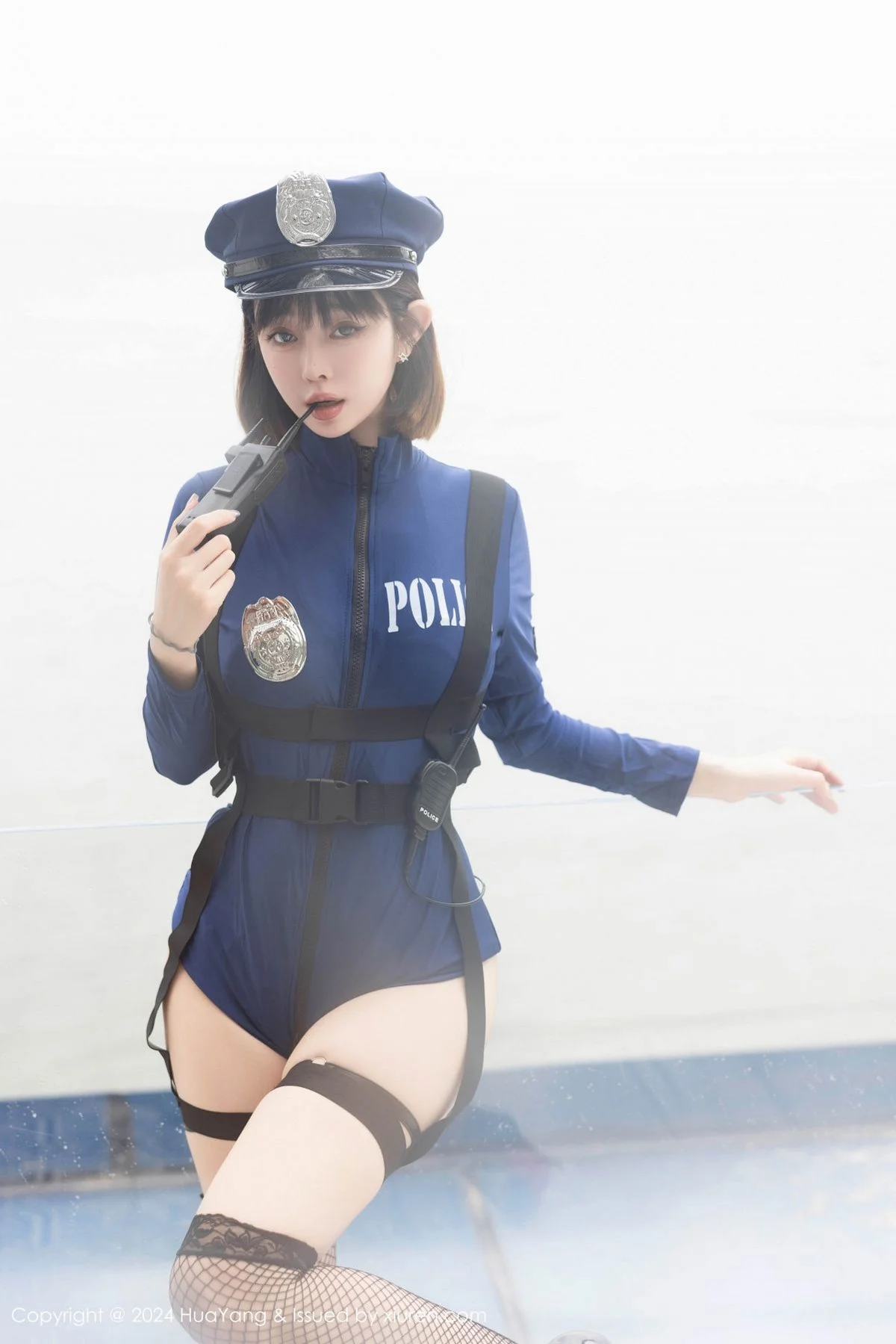 王雨纯蓝色制服露情趣内衣配黑丝网袜秀曼妙身姿绝美写真 第 17 张