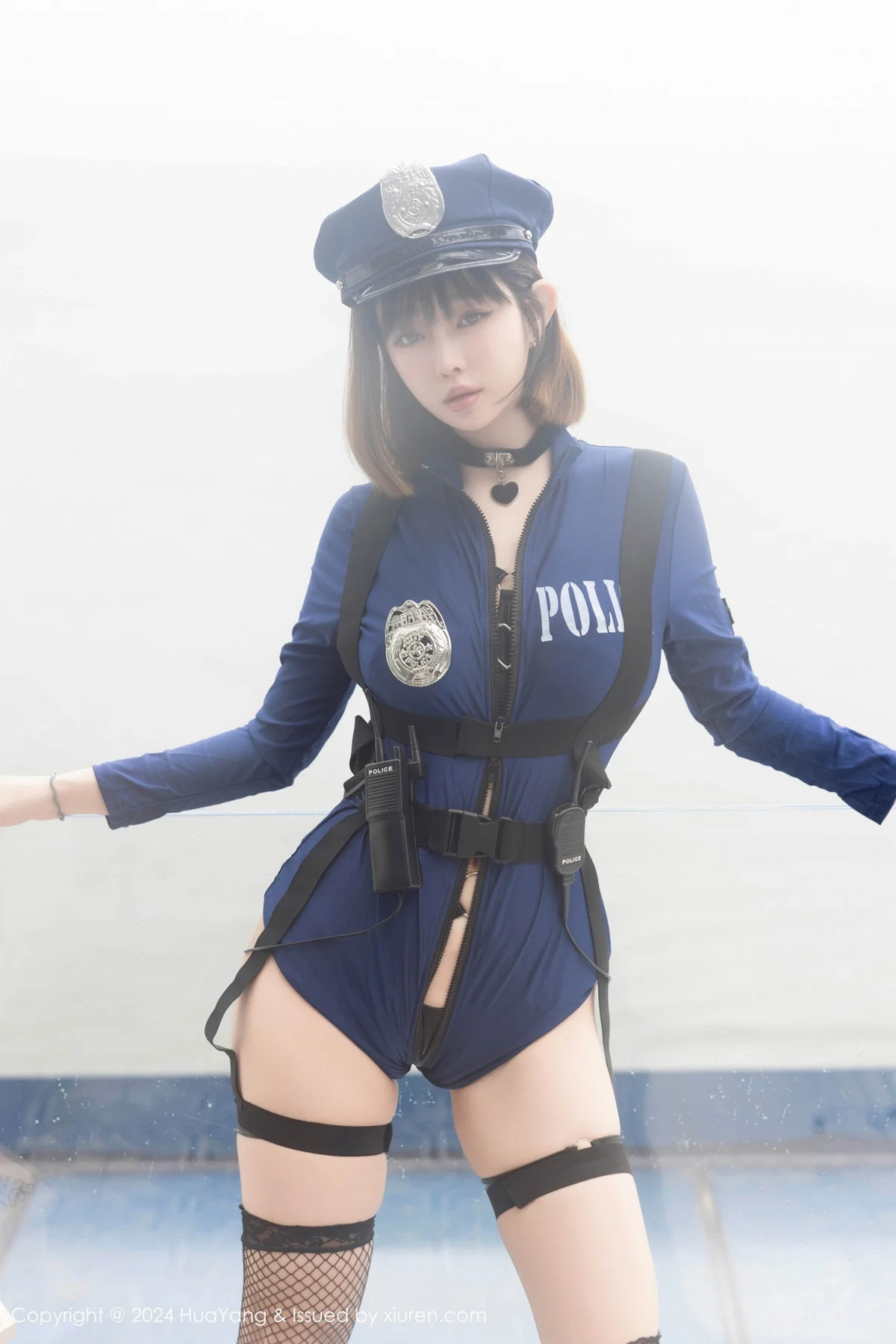 王雨纯蓝色制服露情趣内衣配黑丝网袜秀曼妙身姿绝美写真 第 22 张