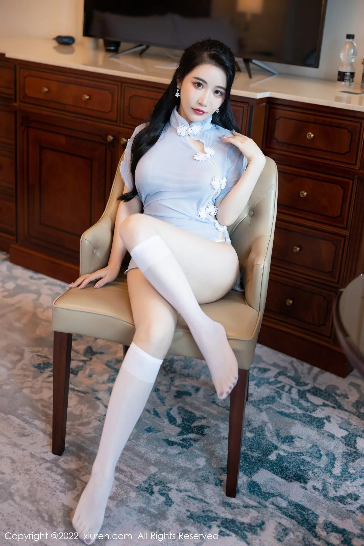 Cherry樱桃酱厦门旅拍浅蓝色轻透旗袍配白色丝袜绝美写真 第 7 张