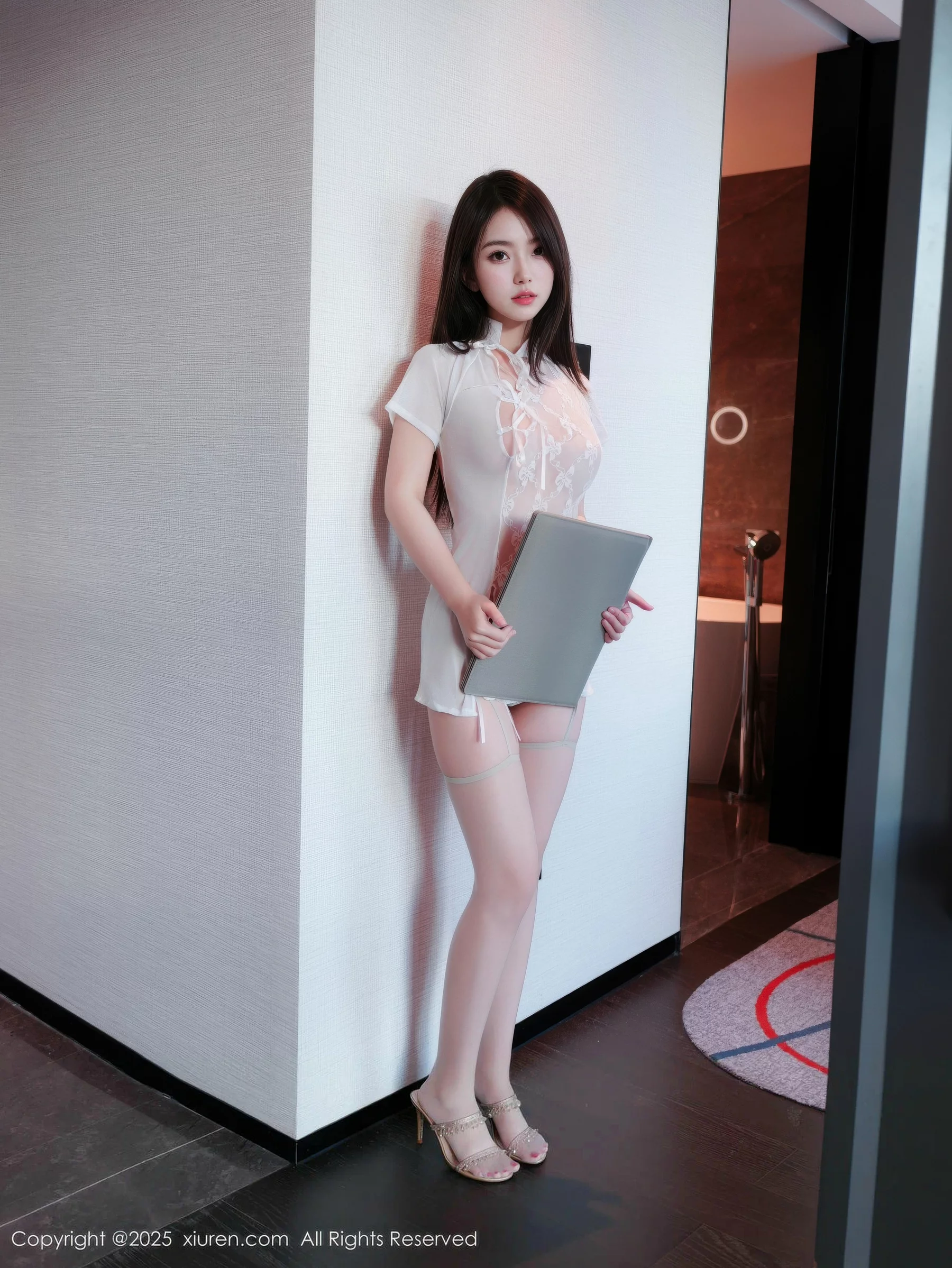 烧烧小桃性感白色薄纱内衣配灰丝吊袜秀曼妙身姿绝美写真 第 10 张