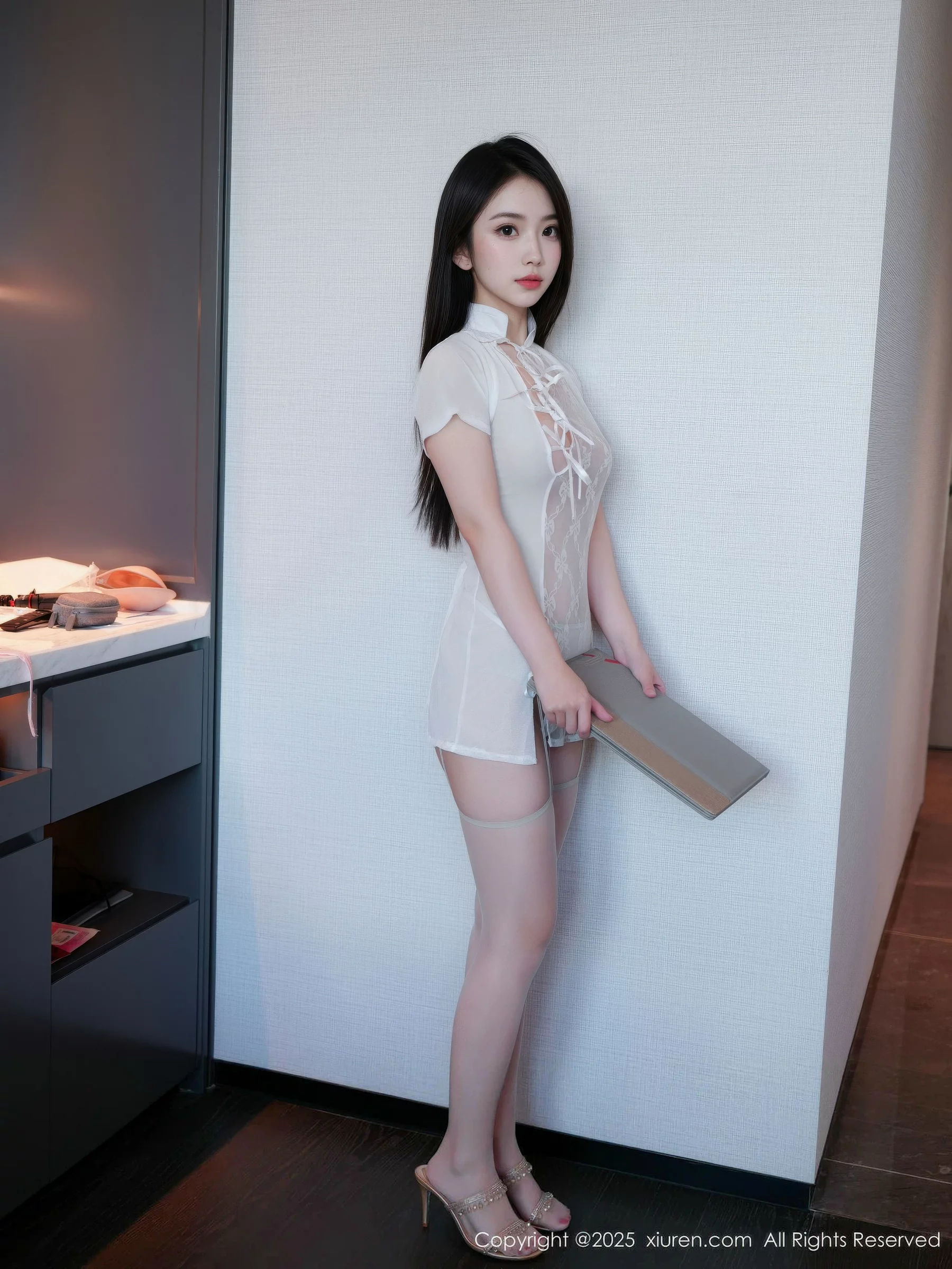 烧烧小桃性感白色薄纱内衣配灰丝吊袜秀曼妙身姿绝美写真 第 2 张