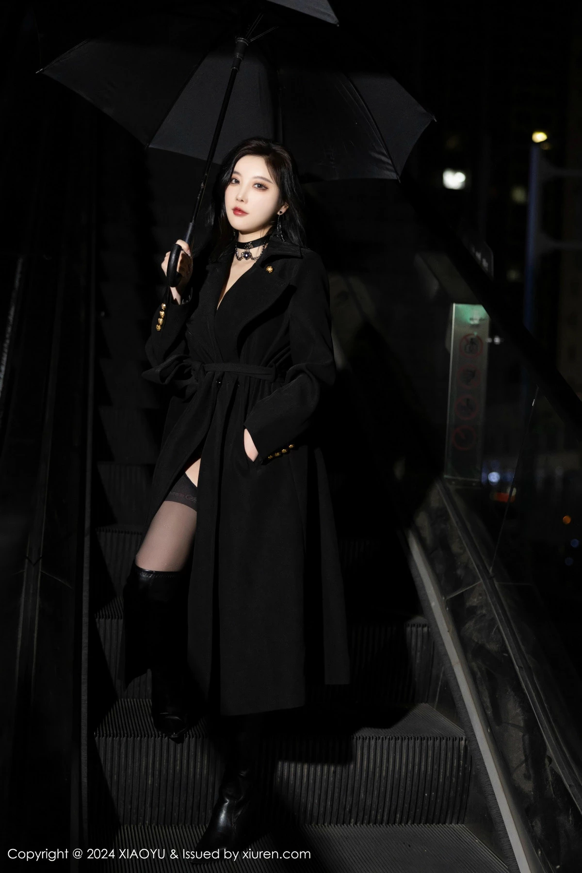 杨晨晨Yome黑色外套露性感黑色皮质内衣秀丰腴身材绝美写真 第 1 张