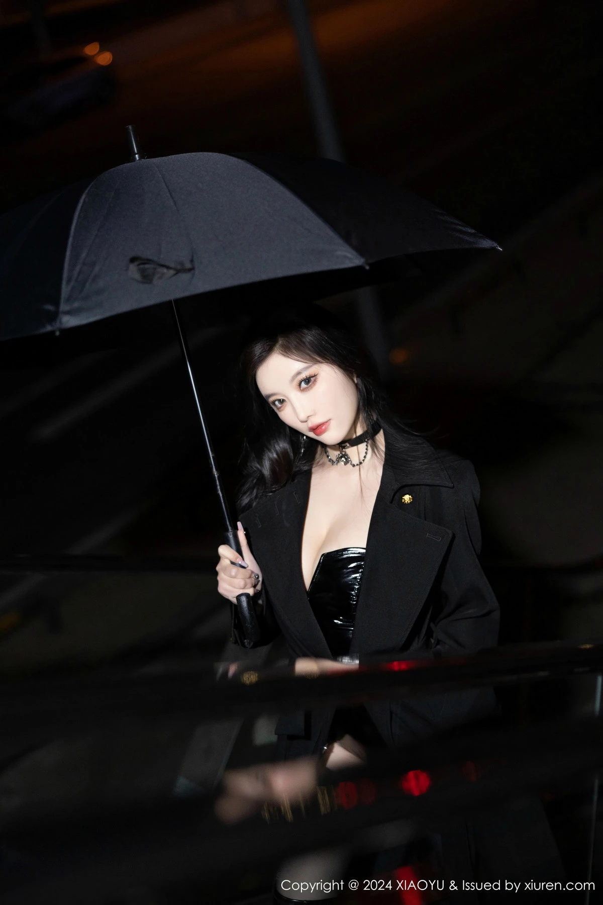 杨晨晨Yome黑色外套露性感黑色皮质内衣秀丰腴身材绝美写真 第 12 张