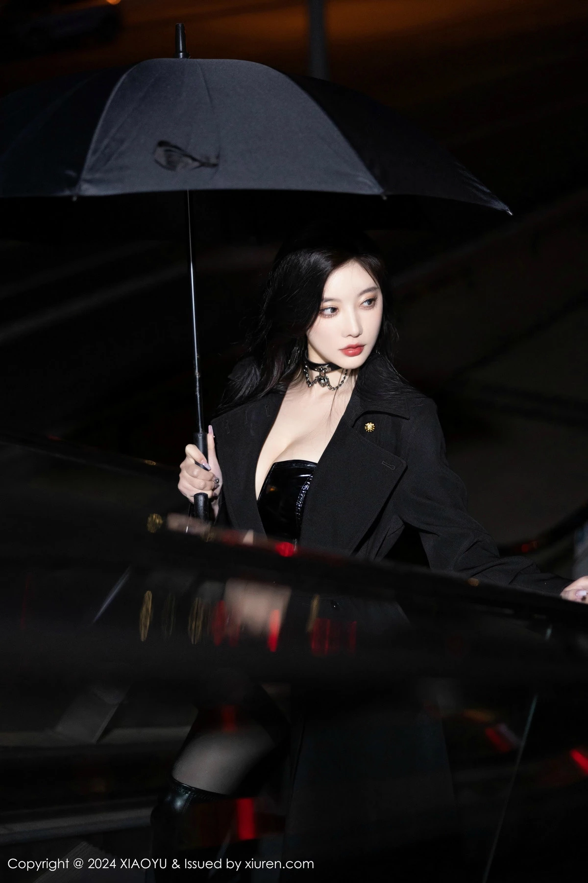 杨晨晨Yome黑色外套露性感黑色皮质内衣秀丰腴身材绝美写真 第 13 张