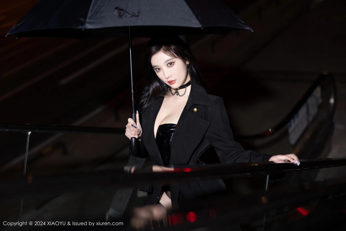 杨晨晨Yome黑色外套露性感黑色皮质内衣秀丰腴身材绝美写真 第 15 张