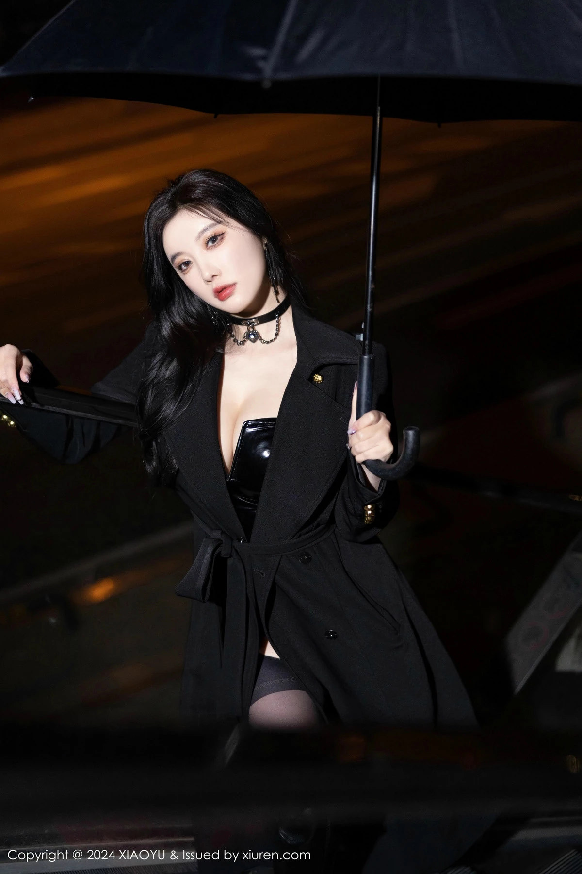 杨晨晨Yome黑色外套露性感黑色皮质内衣秀丰腴身材绝美写真 第 18 张
