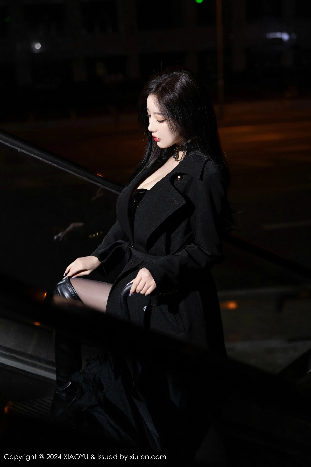 杨晨晨Yome黑色外套露性感黑色皮质内衣秀丰腴身材绝美写真 第 21 张
