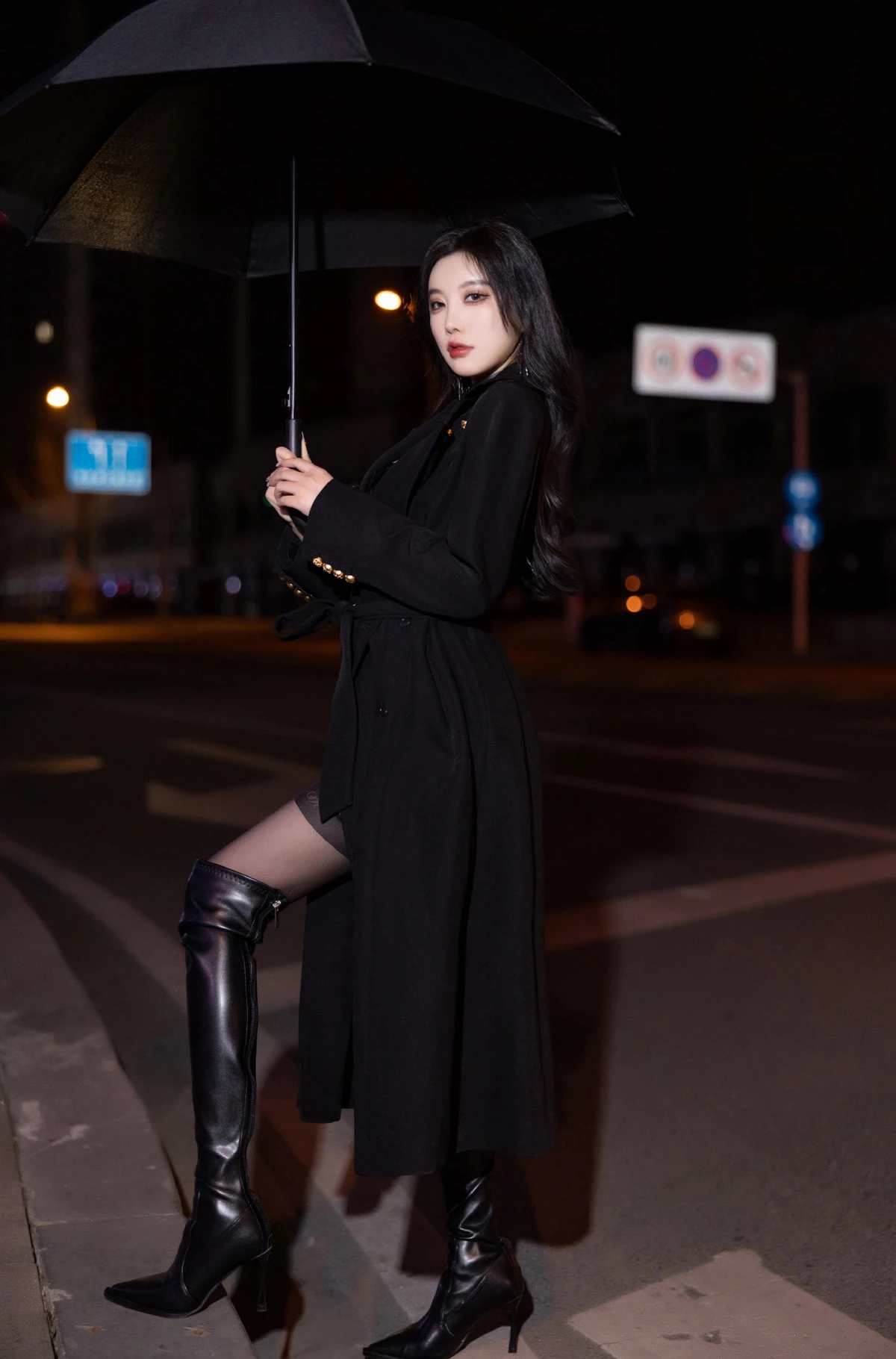 杨晨晨Yome黑色外套露性感黑色皮质内衣秀丰腴身材绝美写真 第 30 张