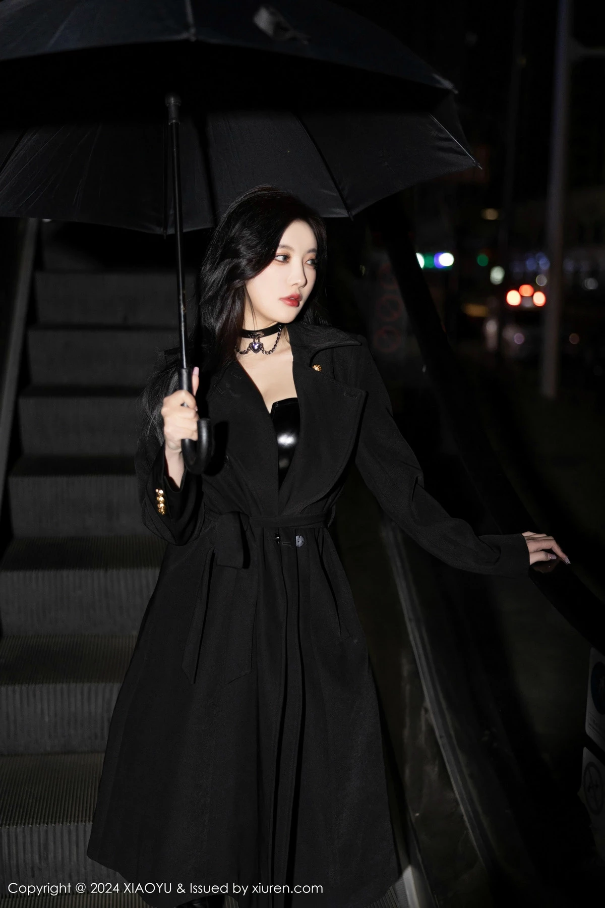 杨晨晨Yome黑色外套露性感黑色皮质内衣秀丰腴身材绝美写真 第 4 张