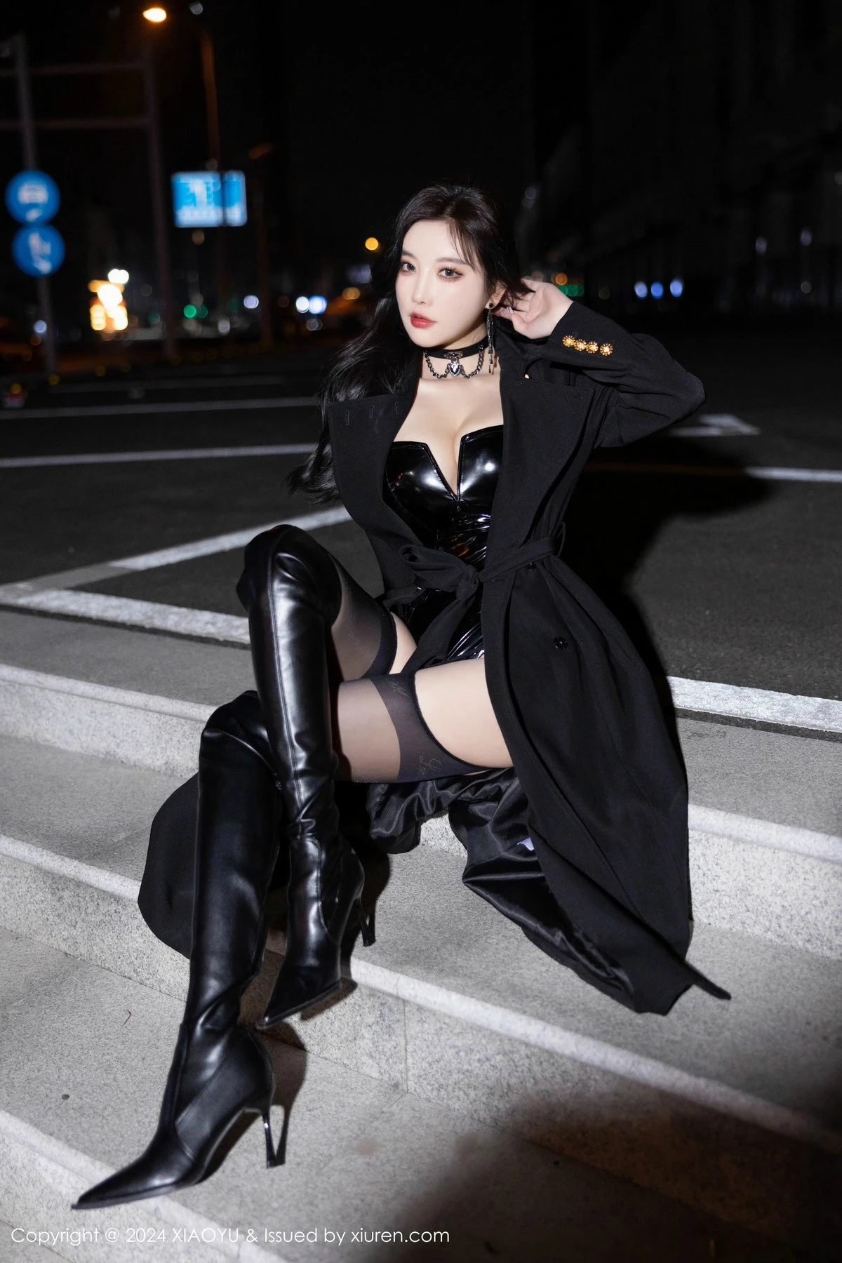 杨晨晨Yome黑色外套露性感黑色皮质内衣秀丰腴身材绝美写真 第 40 张
