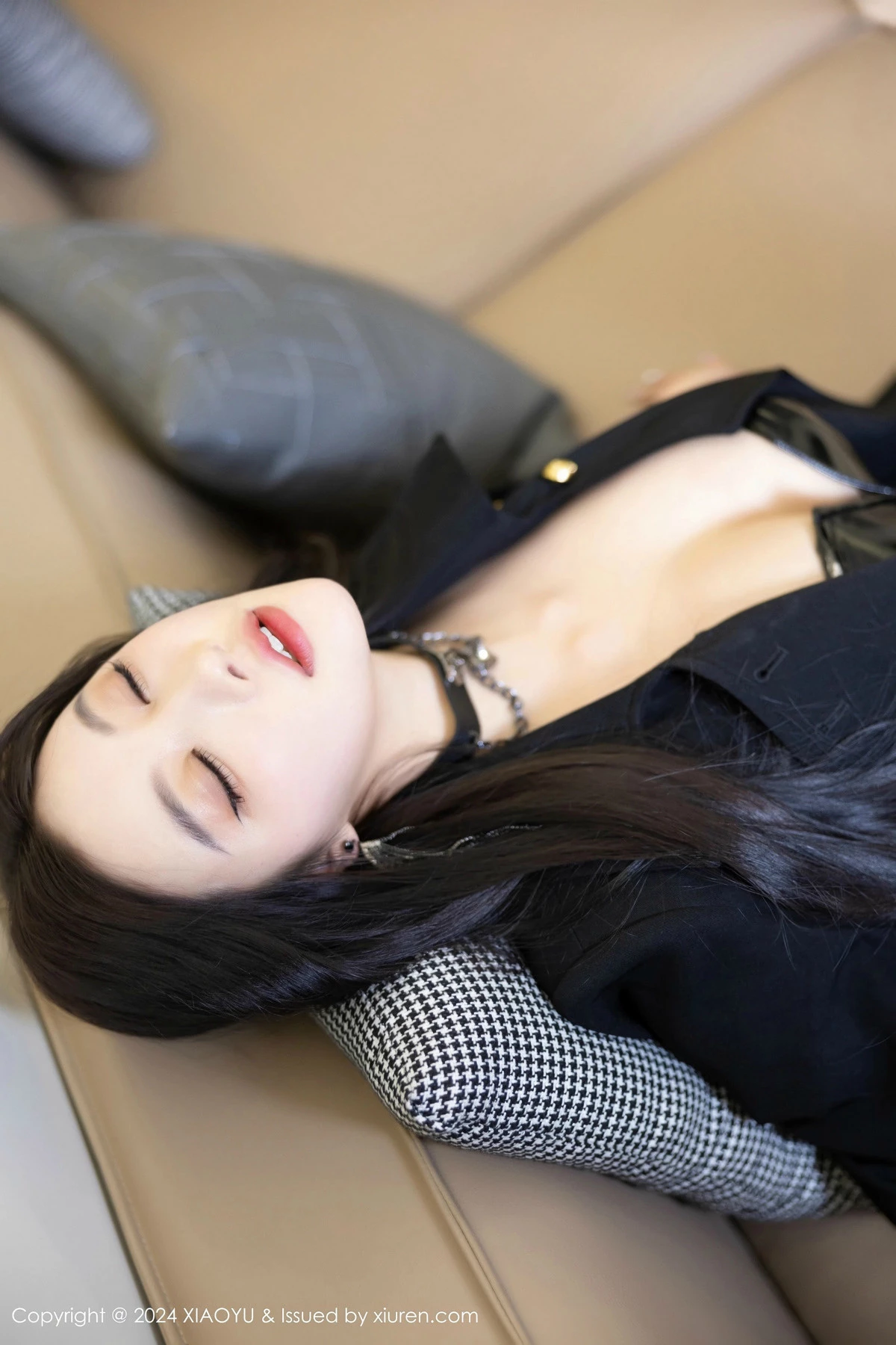 杨晨晨Yome黑色外套露性感黑色皮质内衣秀丰腴身材绝美写真 第 53 张