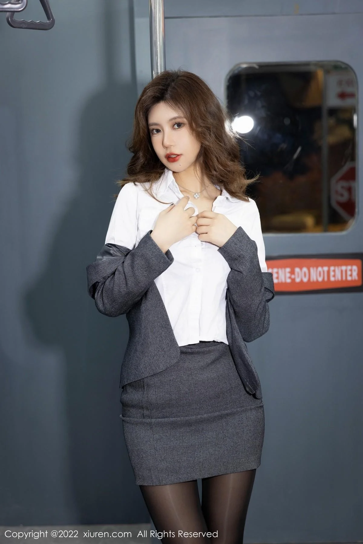 绮里嘉ula脱职业装露性感黑色蕾丝内衣配超薄黑丝绝美写真 第 40 张