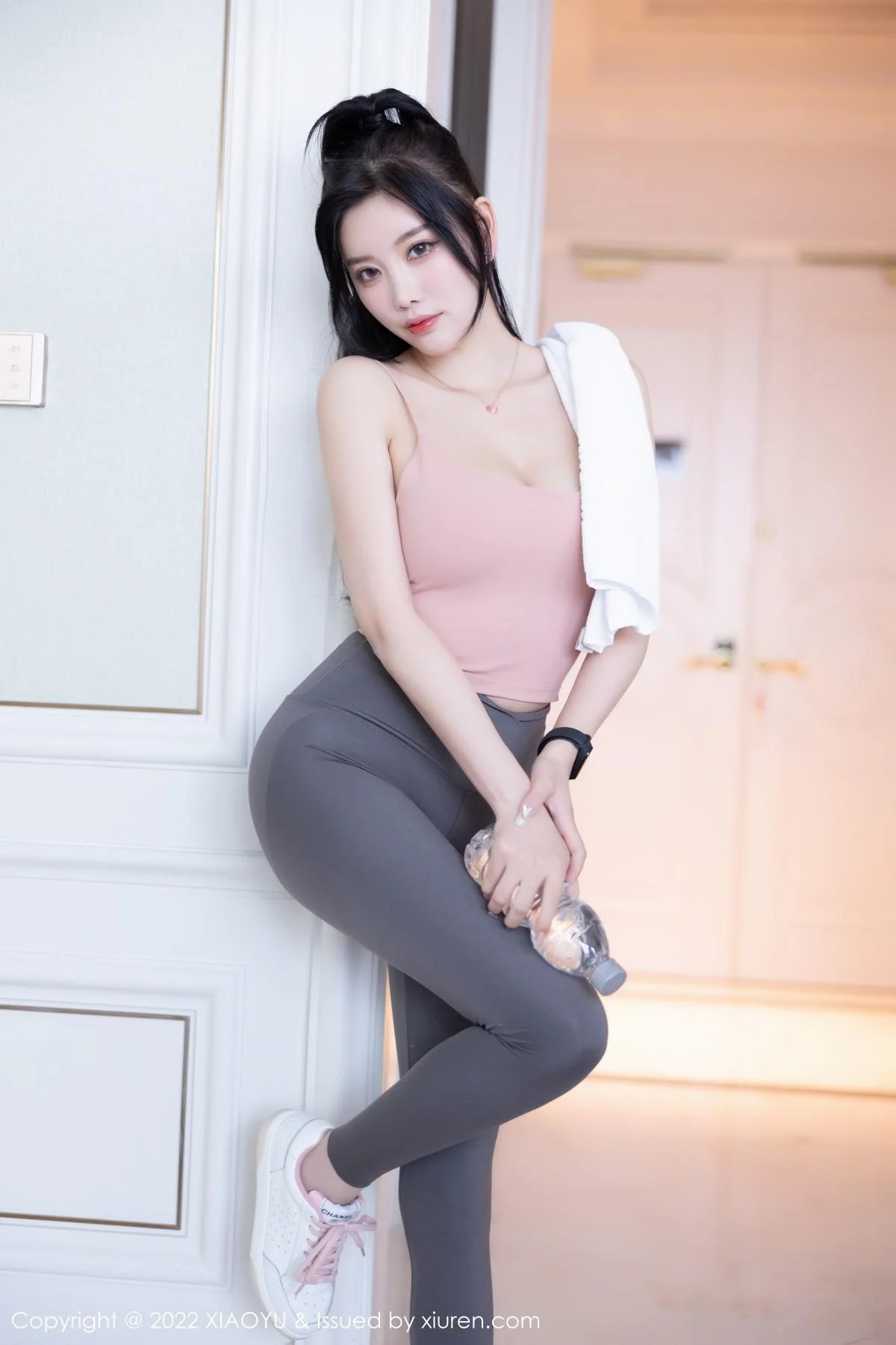 杨晨晨Yome心愿旅拍浅粉色吊带配深灰运动裤撩人绝美写真 第 14 张